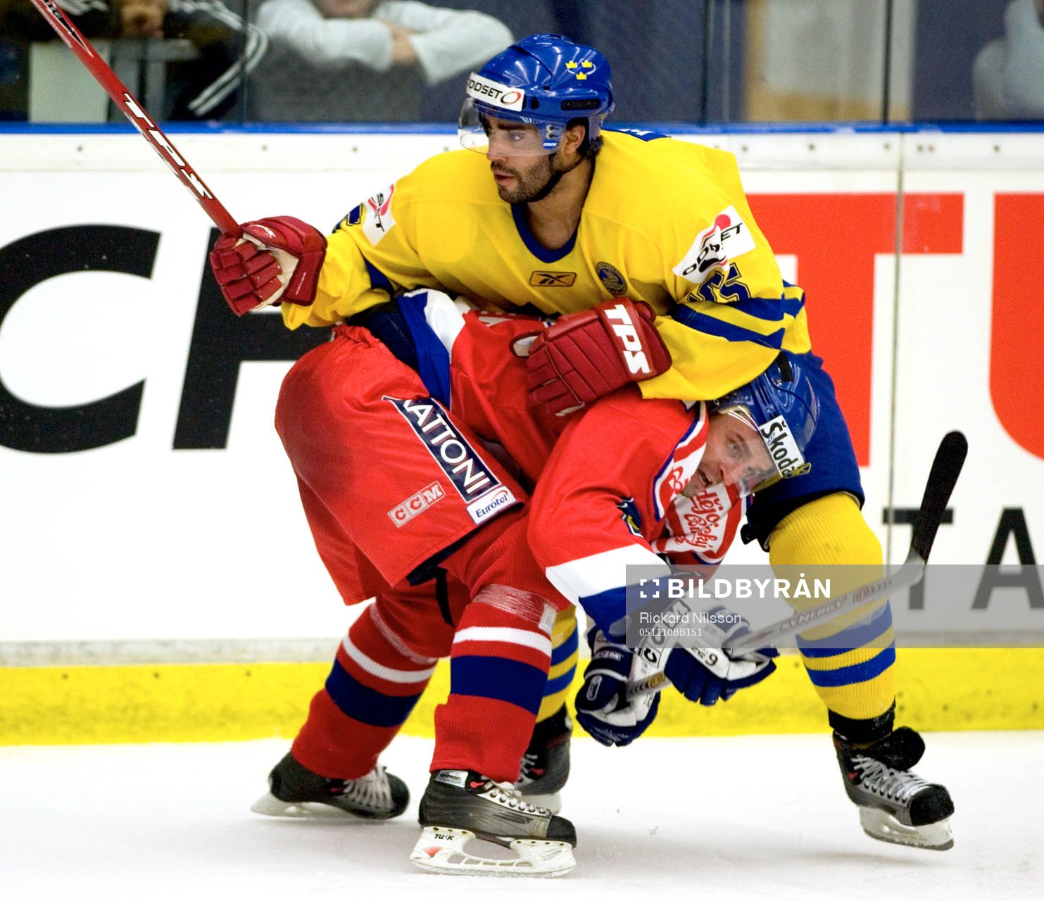 Jonny Oduya, Sverige, och en tjeckisk spelare