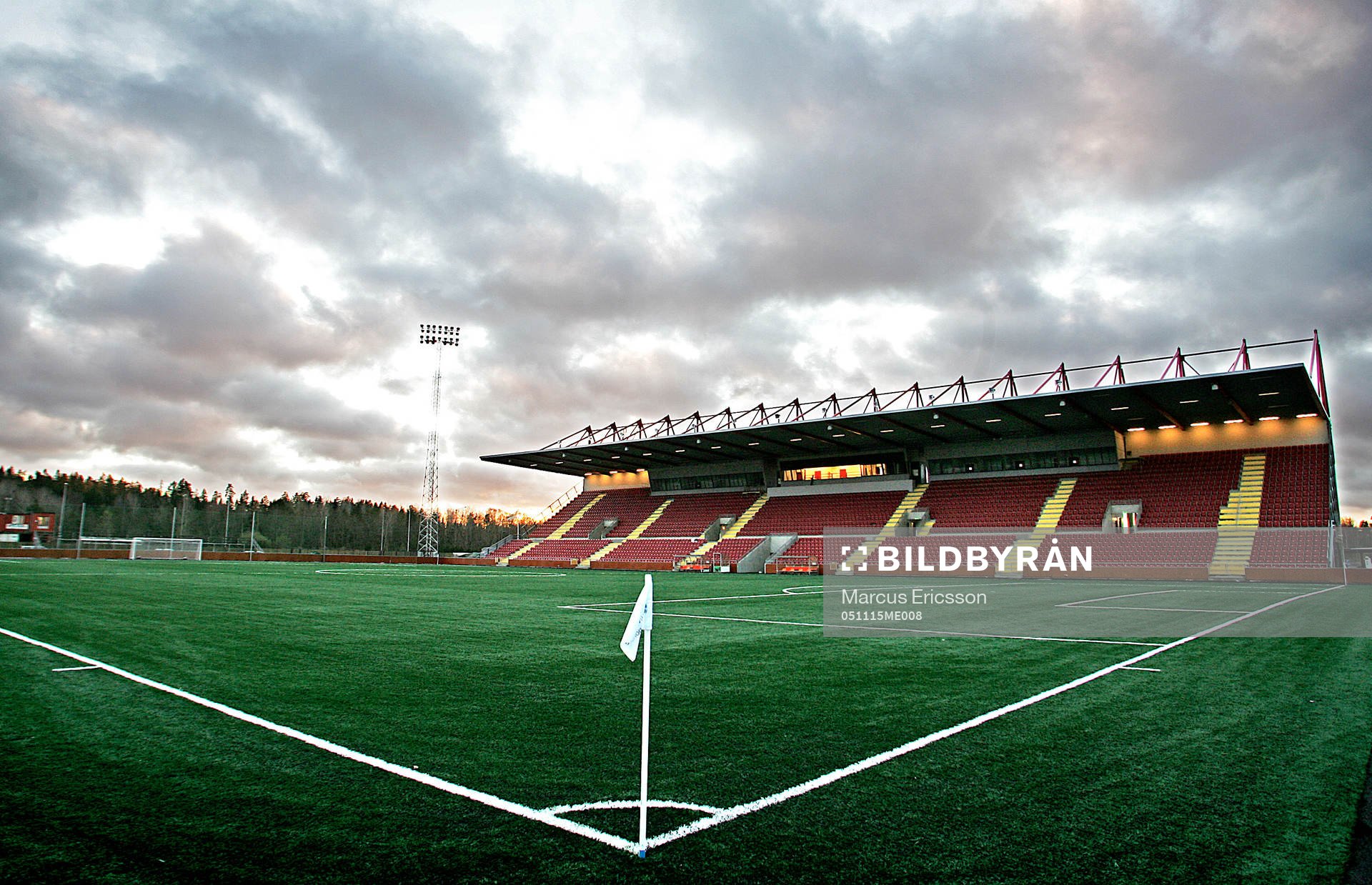 Södertälje Fotbollscenter. Läktare, gräsplan,
