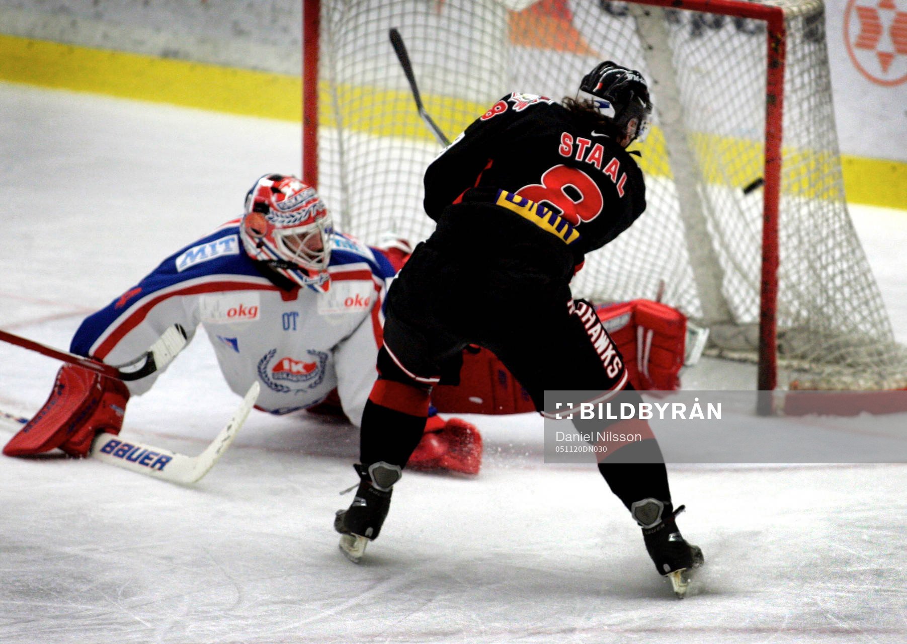 Kim Staal, Malmö, lurar ner Timo Leinonen, (målvakt)