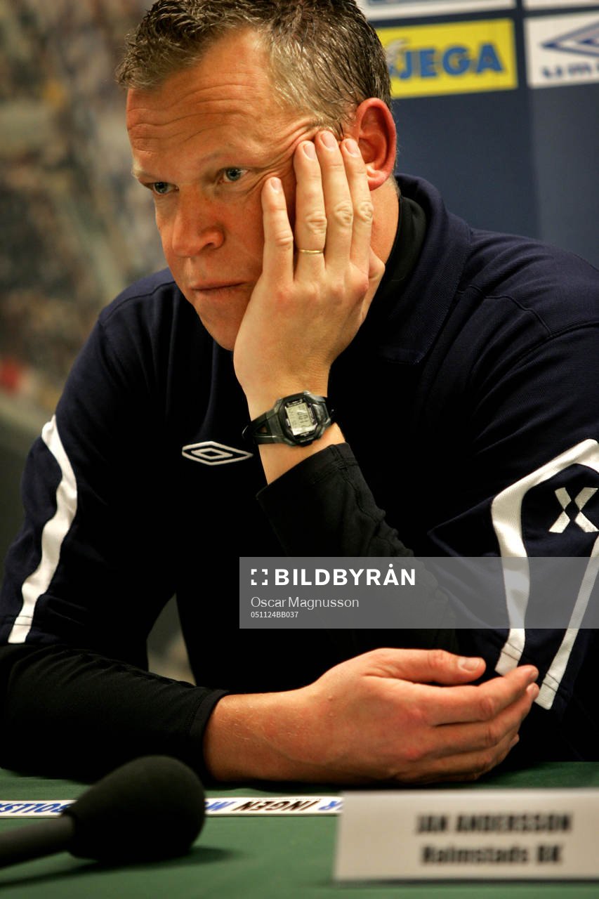  Jan Andersson, tränare i Halmstad under presskonferensen.