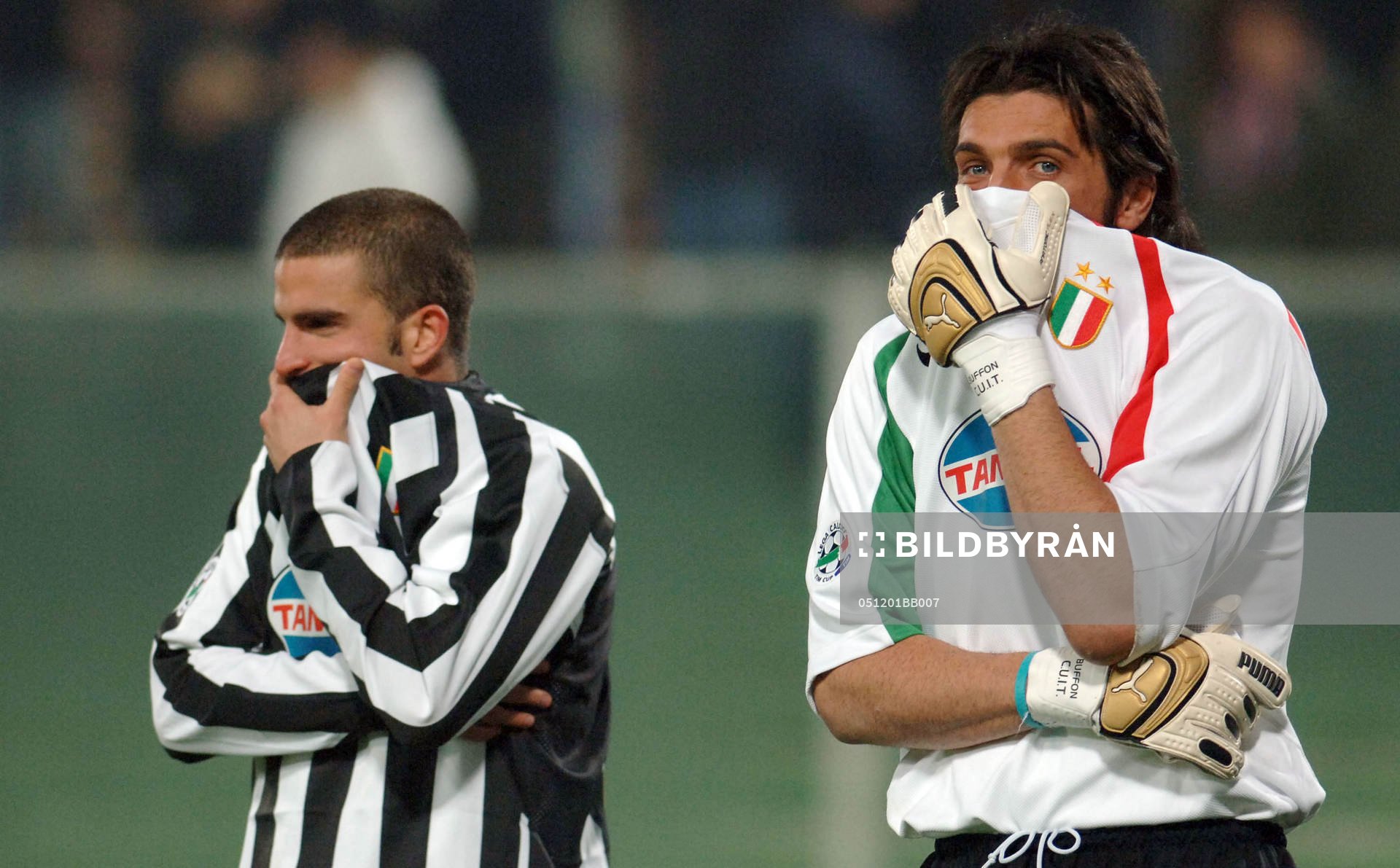 Gianluigi Buffon skyddar sig mot tårgas