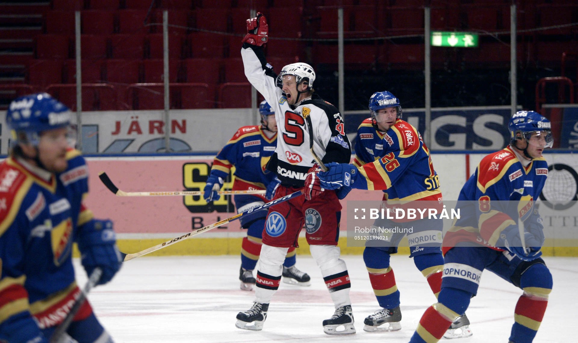 Anders Burström och målskytt Erik Norbäck jubel