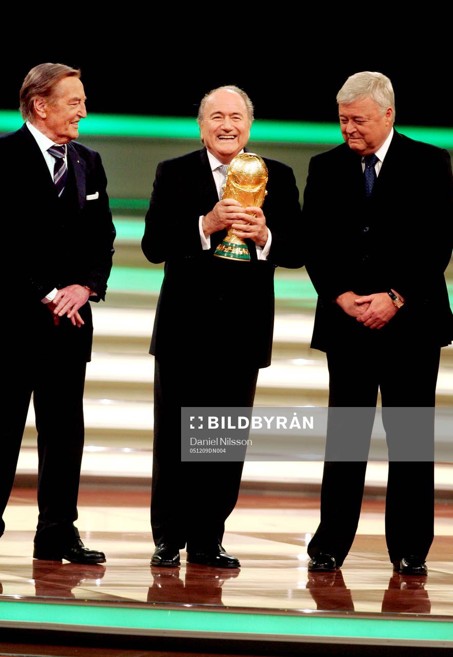 Sepp Blatter och VM-pokal. Pokal