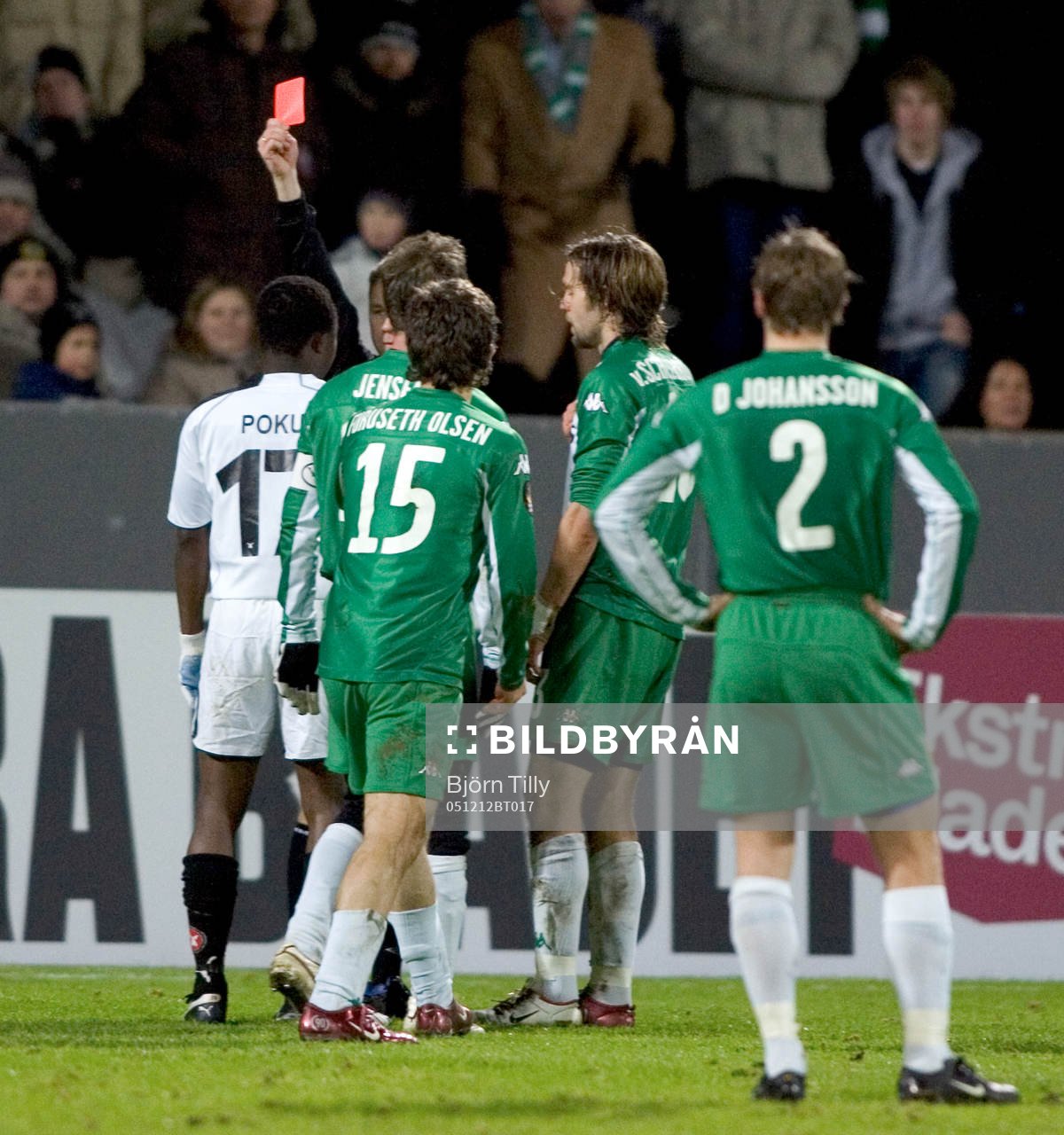 Fotboll, Royal League, Hammarby - Midtjylland: Domare Brage Sandmoen, Norge delar ut röttkort (utvisning) till Max von Schlebrügge och Kwadko Poku, Midtjylland