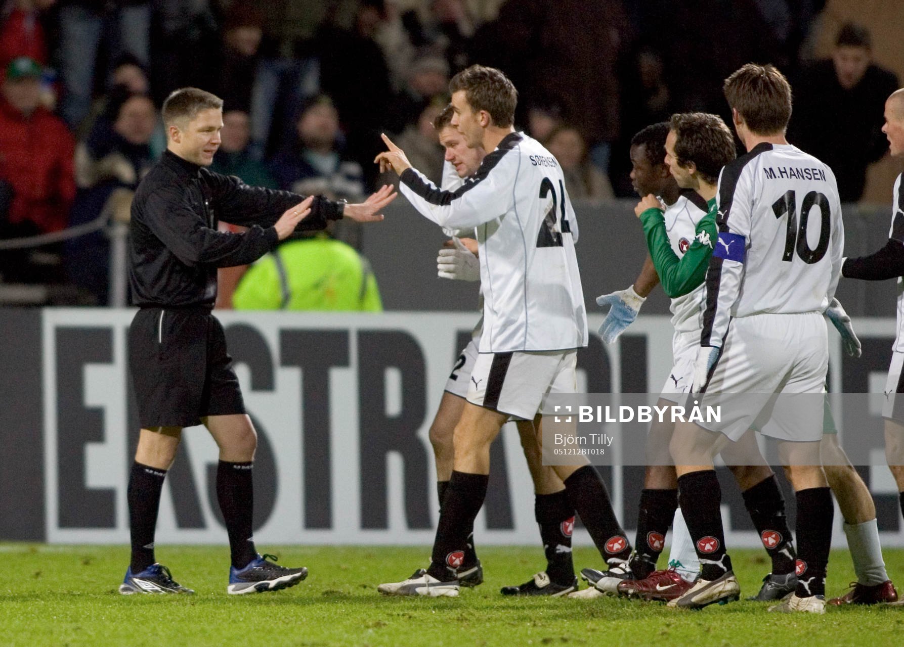 Fotboll, Royal League, Hammarby - Midtjylland: Domare Brage Sandmoen, Norge delar ut röttkort (utvisning) till Max von Schlebrügge och Kwadko Poku, Midtjylland