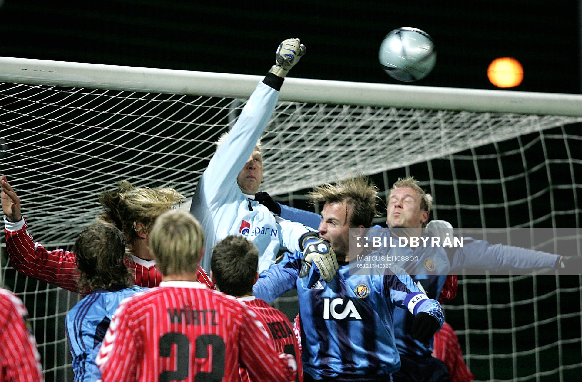 Jimmy Nielsen, Aalborg (målvakt) boxar undan bollen