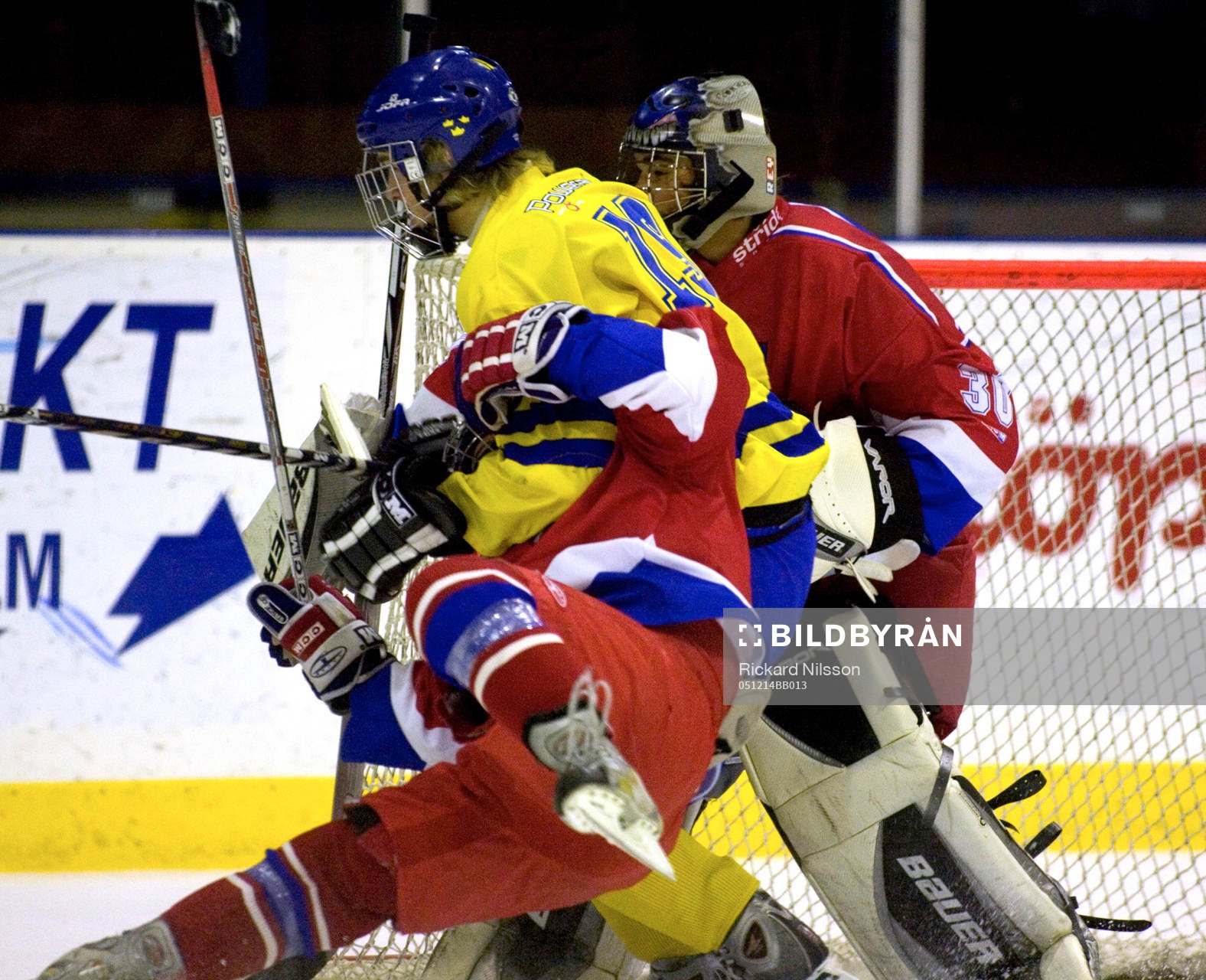 Patrik Berglund, Sverige, drar ner en tjeckisk spelare