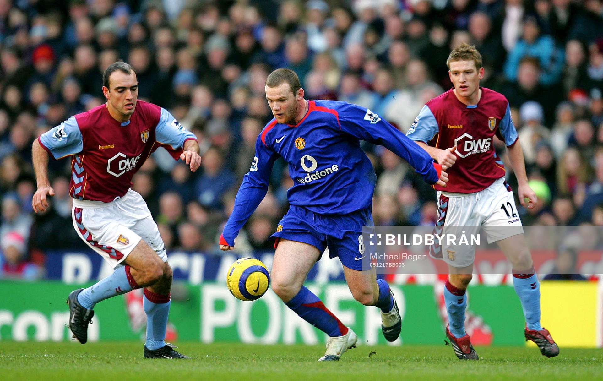  Wayne Rooney, Manchester och  Gavin McCann och Steven Davis, Aston Villa.