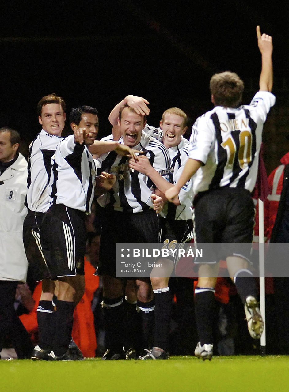  Alan Shearer, jubel efter tredje målet för Newcastle med Scott Parker, Nolberto Solano, Peter Ramage och Michael Owen.