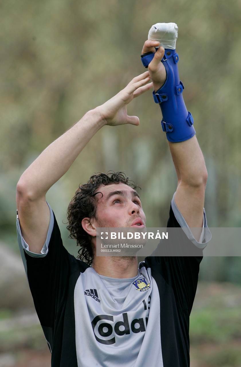 Johan Elmander tränar igen med specialskydd för sin hand,