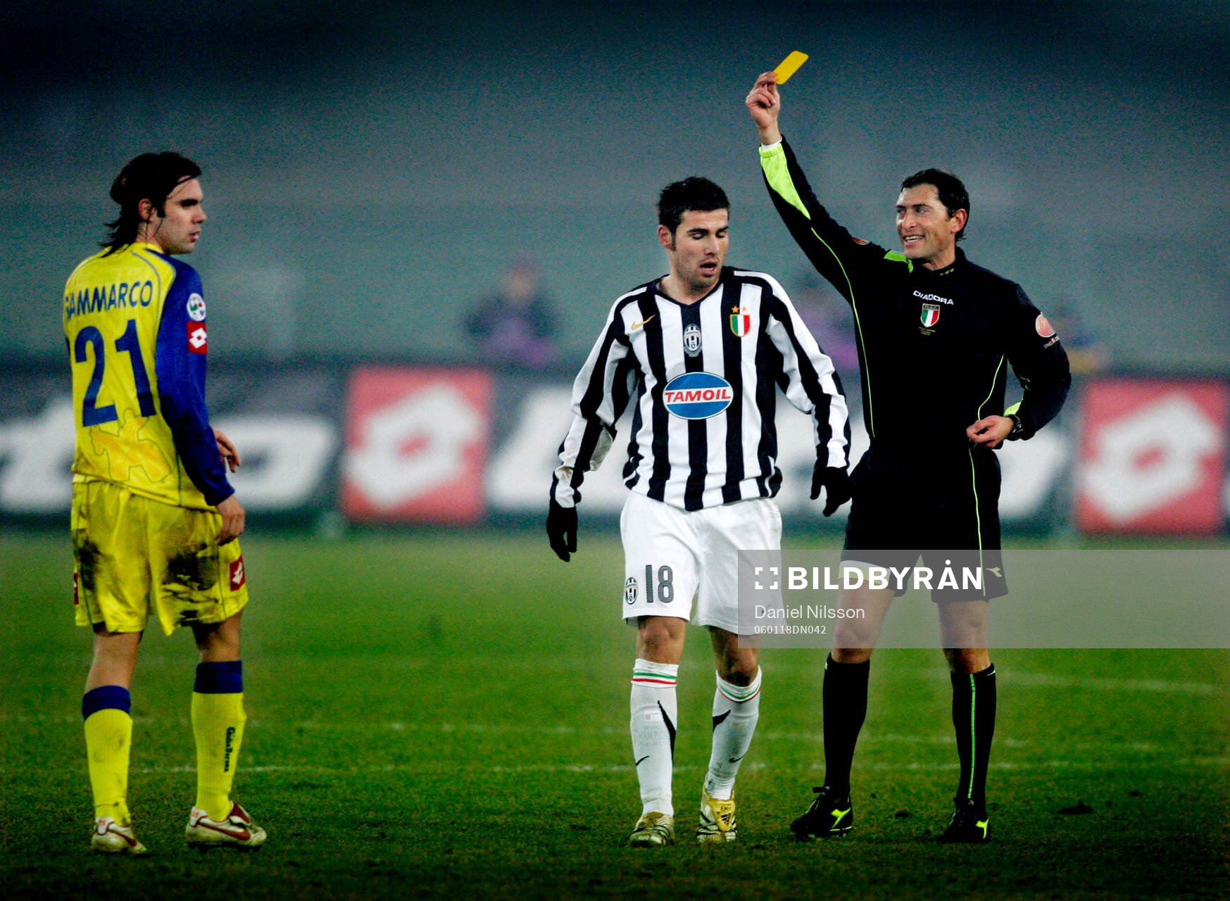  Sammarco, Chievo och Adrian Mutu, Juventus. Domare, Varning, gult kort.