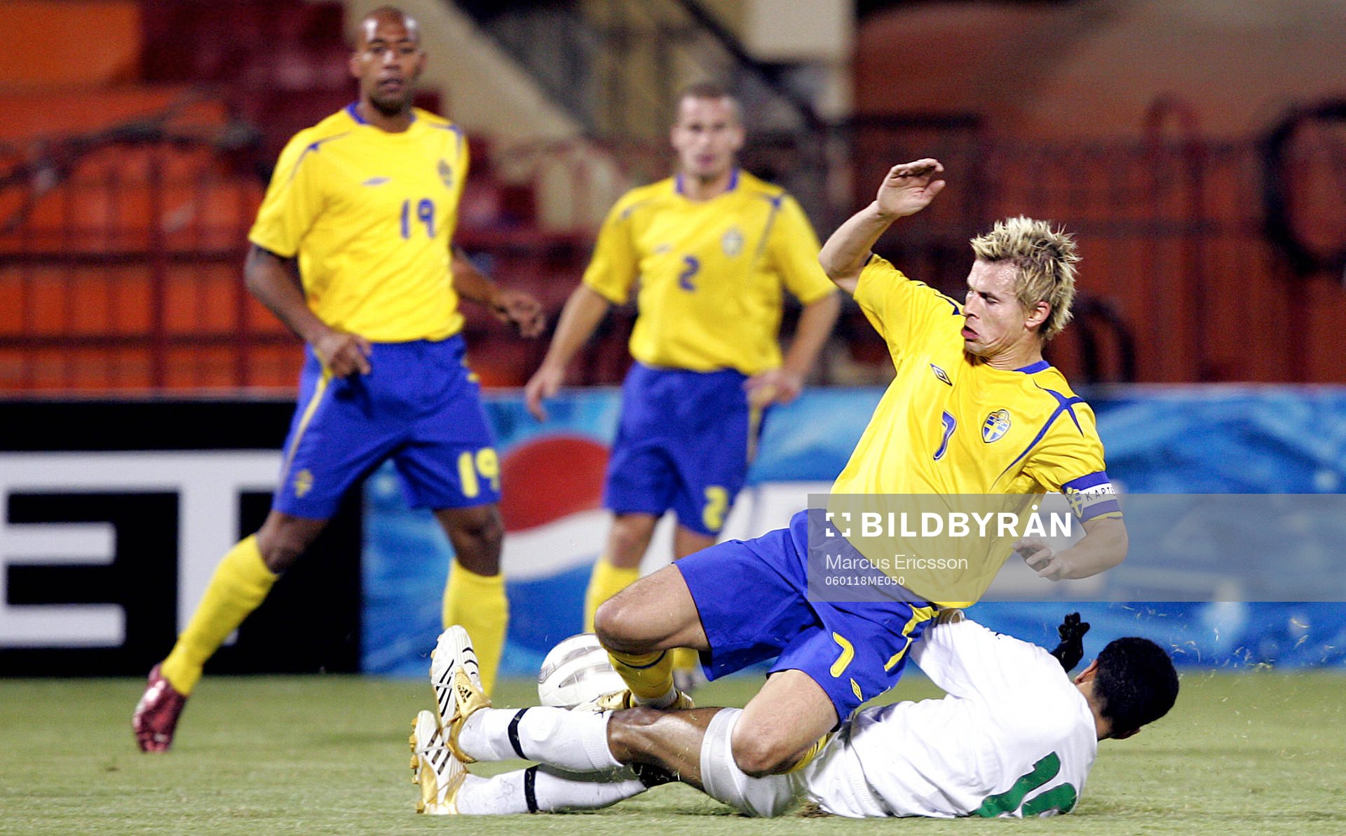 Niclas Alexandersson glidtacklas av Mohammed Ameem Haidar