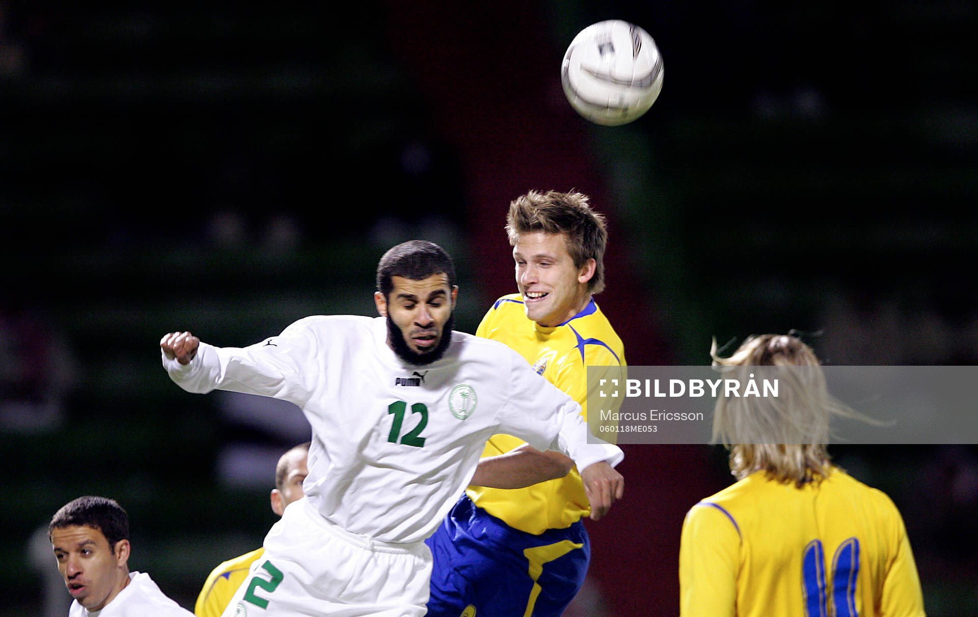 Anders Svensson går upp i nickduell med Abdulaziz Mohammed