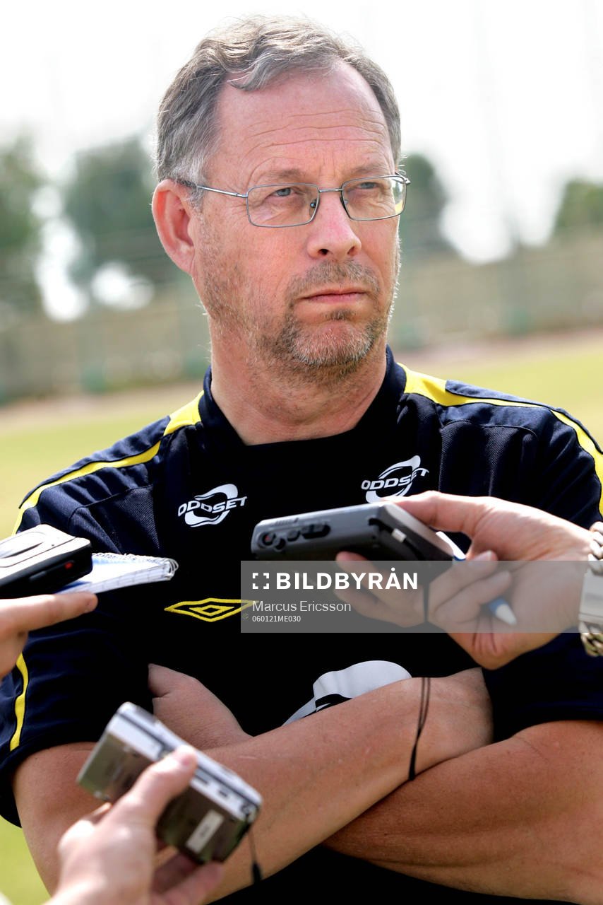 Lars Lagerbäck läste upp en lapp för journalisterna