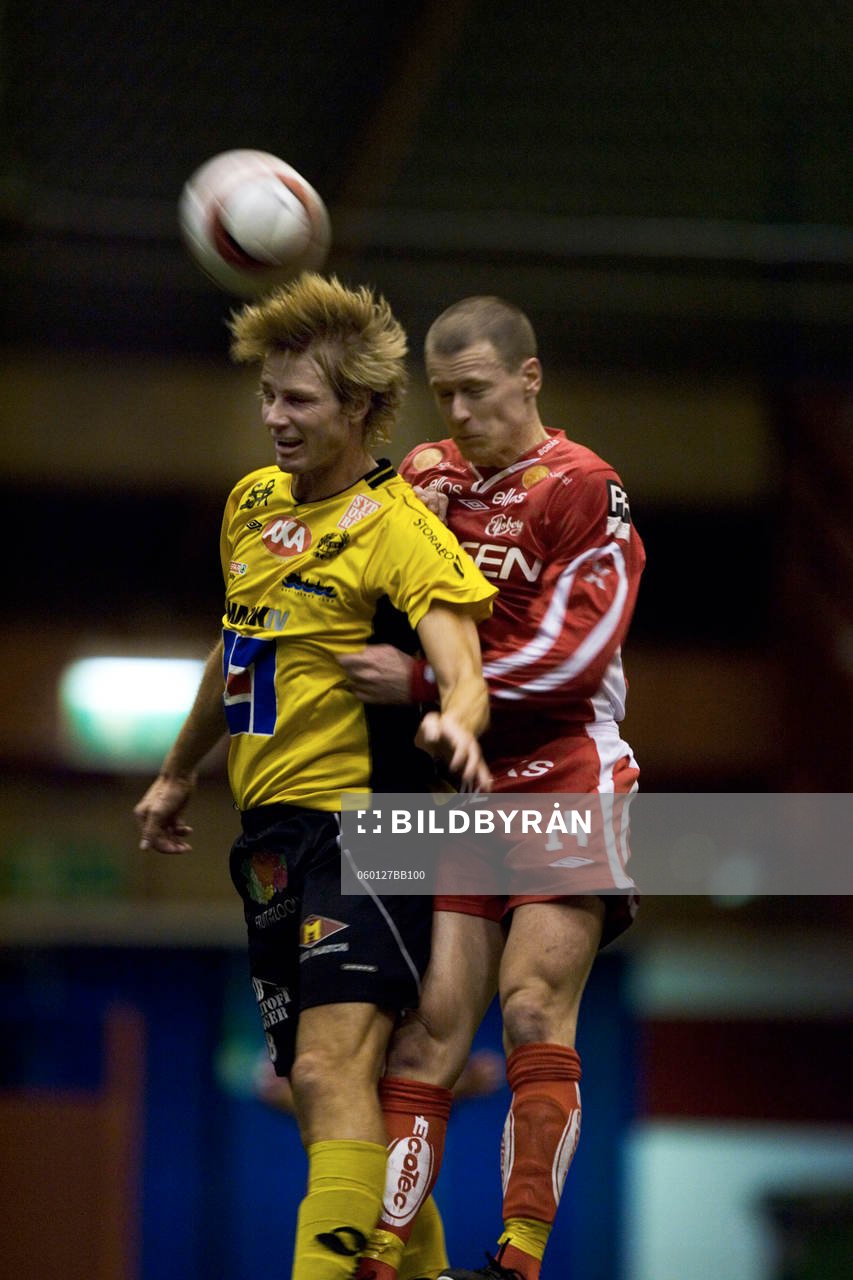 Mjällbys Simon Sjöfors vinner nickduell mot Andreas