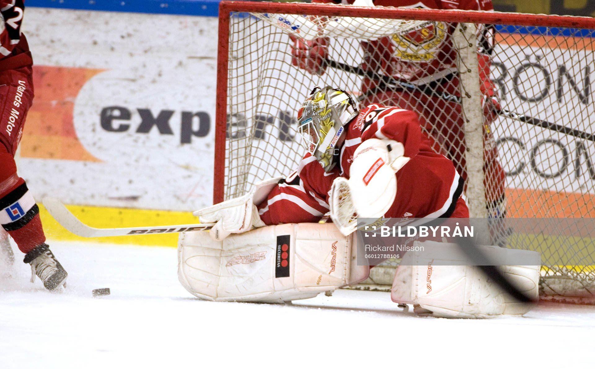 Pucken på väg in bakom Gusten Törnqvist, målvakt,