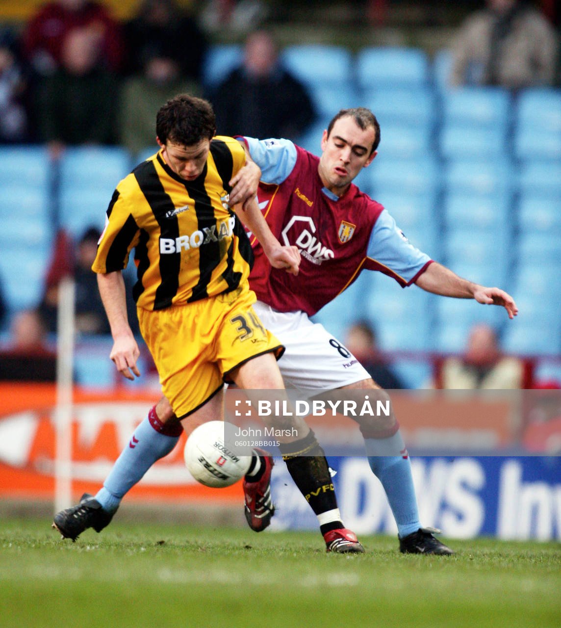 Port Vale's Sam Togwell och Villa's Gavin McCann