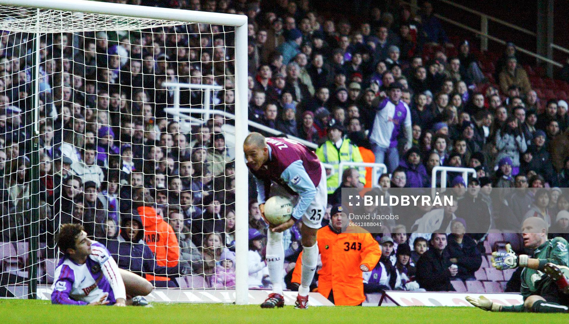  West Hams Bobby Zamora jublar när  Zurab Khizanishvili gör självmål.