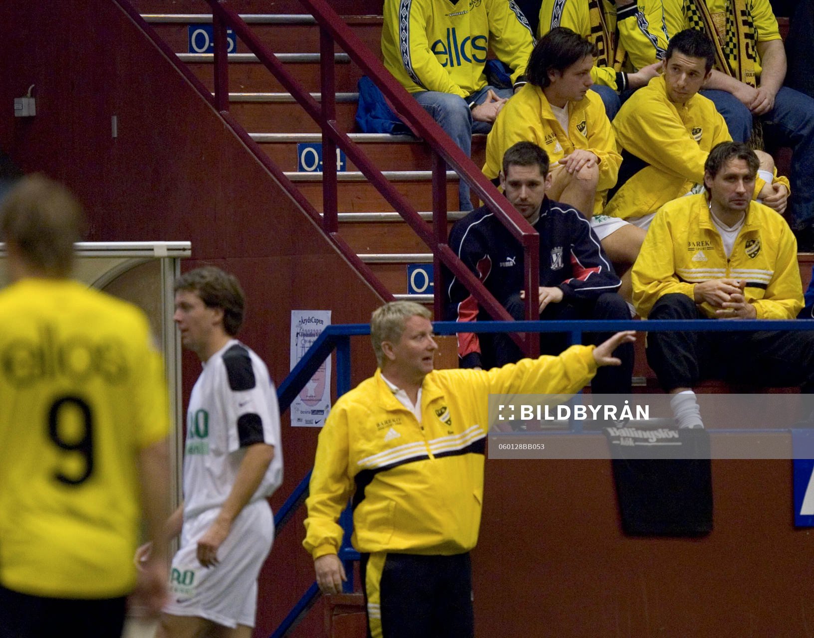 Oj, tre IFK-are på läktaren, skadade, när Peter Kuno