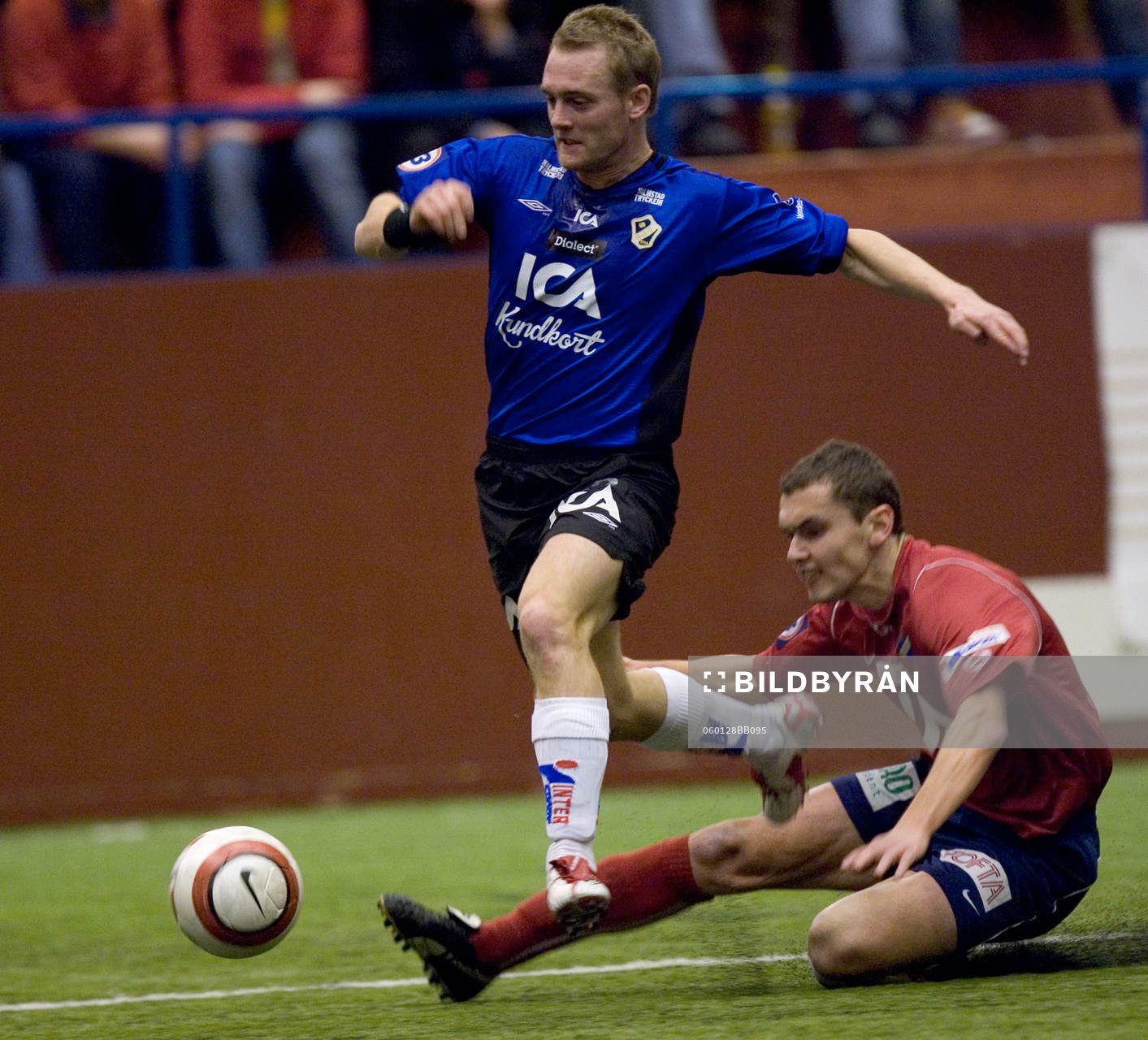  Emil Jensen flyger över utsträckt Öster-ben.