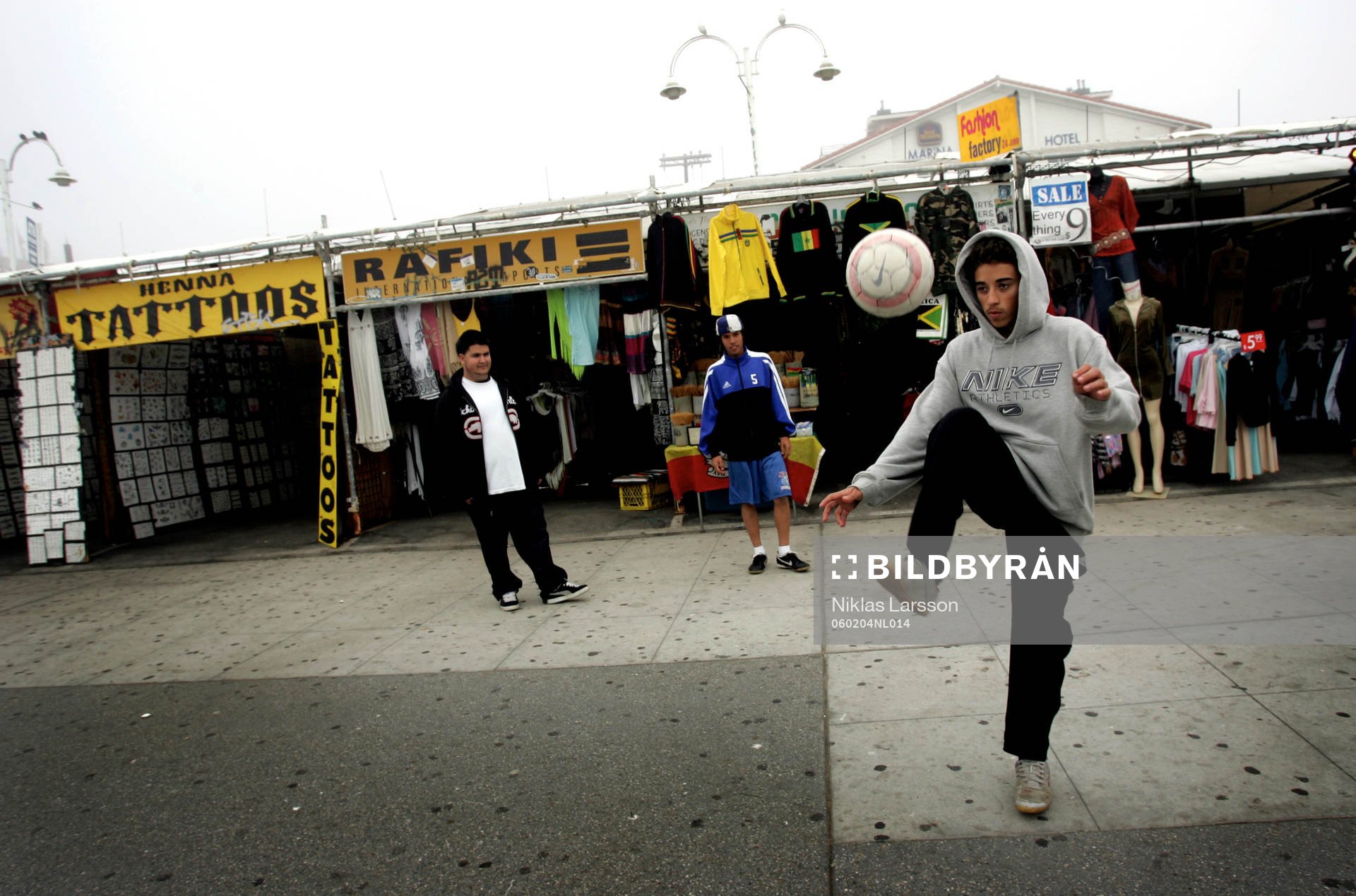 Reportage om fotboll i USA. Gatufotboll i Venice Beach