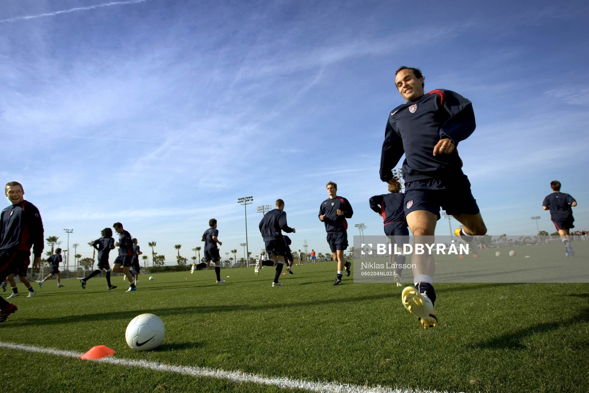 Reportage om fotboll i USA. USA tr‰nar infˆr mˆtet med Norge pÂ Home Depot Center. Landon Donovan till hˆger.