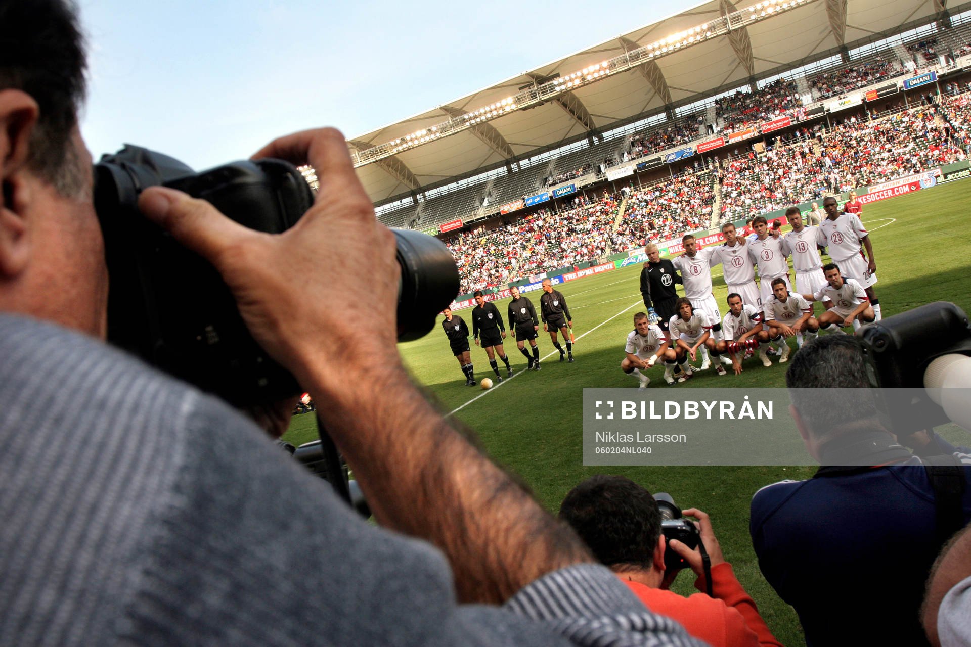 Reportage om fotboll i USA. USA-Norge. Lagbild innan avspark