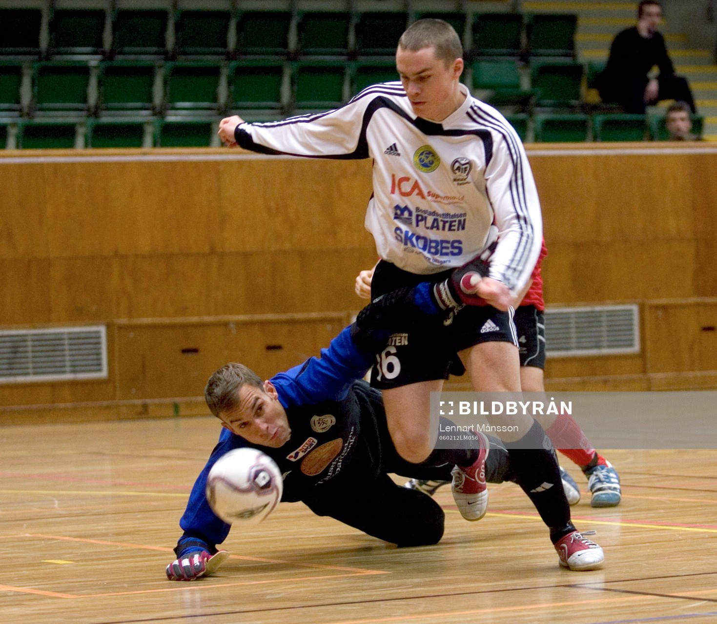 Anders Jonsson, målvakt, Västervik, kastar sig