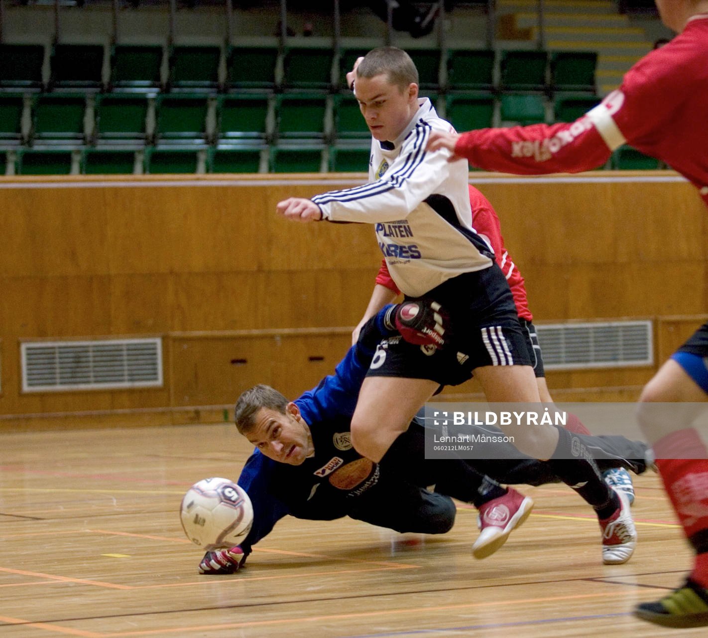 Anders Jonsson, målvakt, Västervik, kastar sig