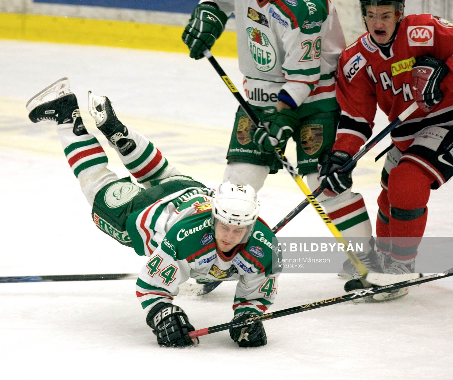 Rögles Andreas Byström får ett slag på skridskon och
