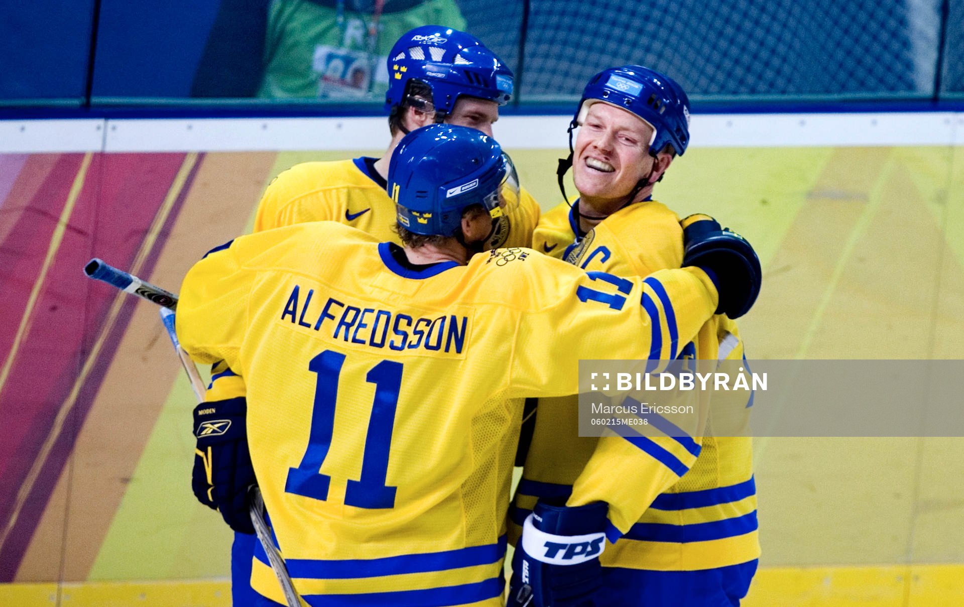 Fredrik Modin, Daniel Alfredsson och Mats Sundin jublar