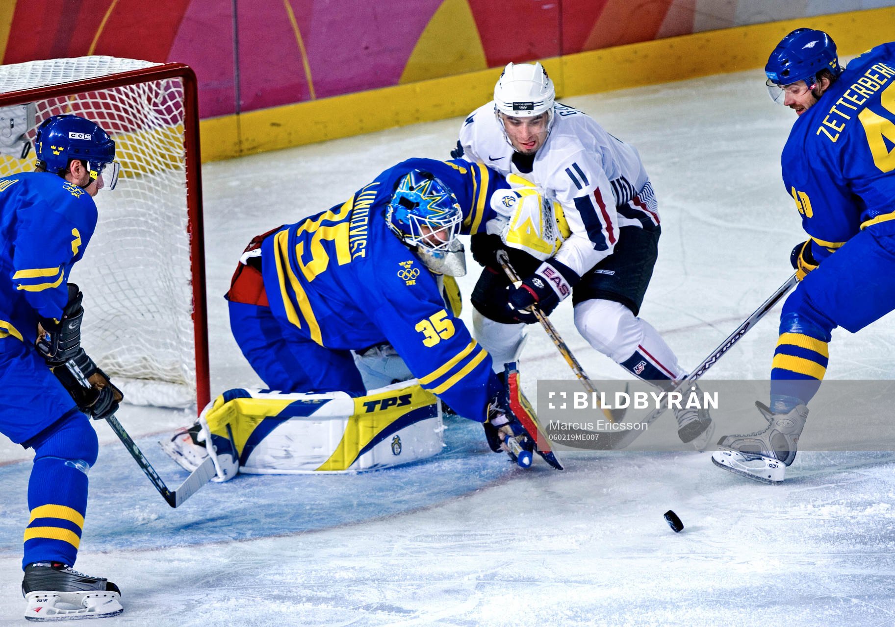 Scott Gomez trycker sig in framför Henrik Lundqvist,