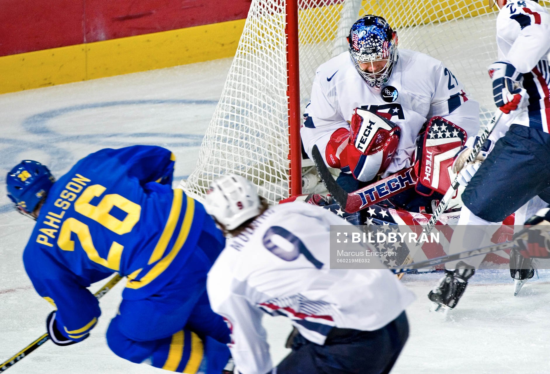 Samuel Påhlsson får upp pucken på USAs målvakt Rick