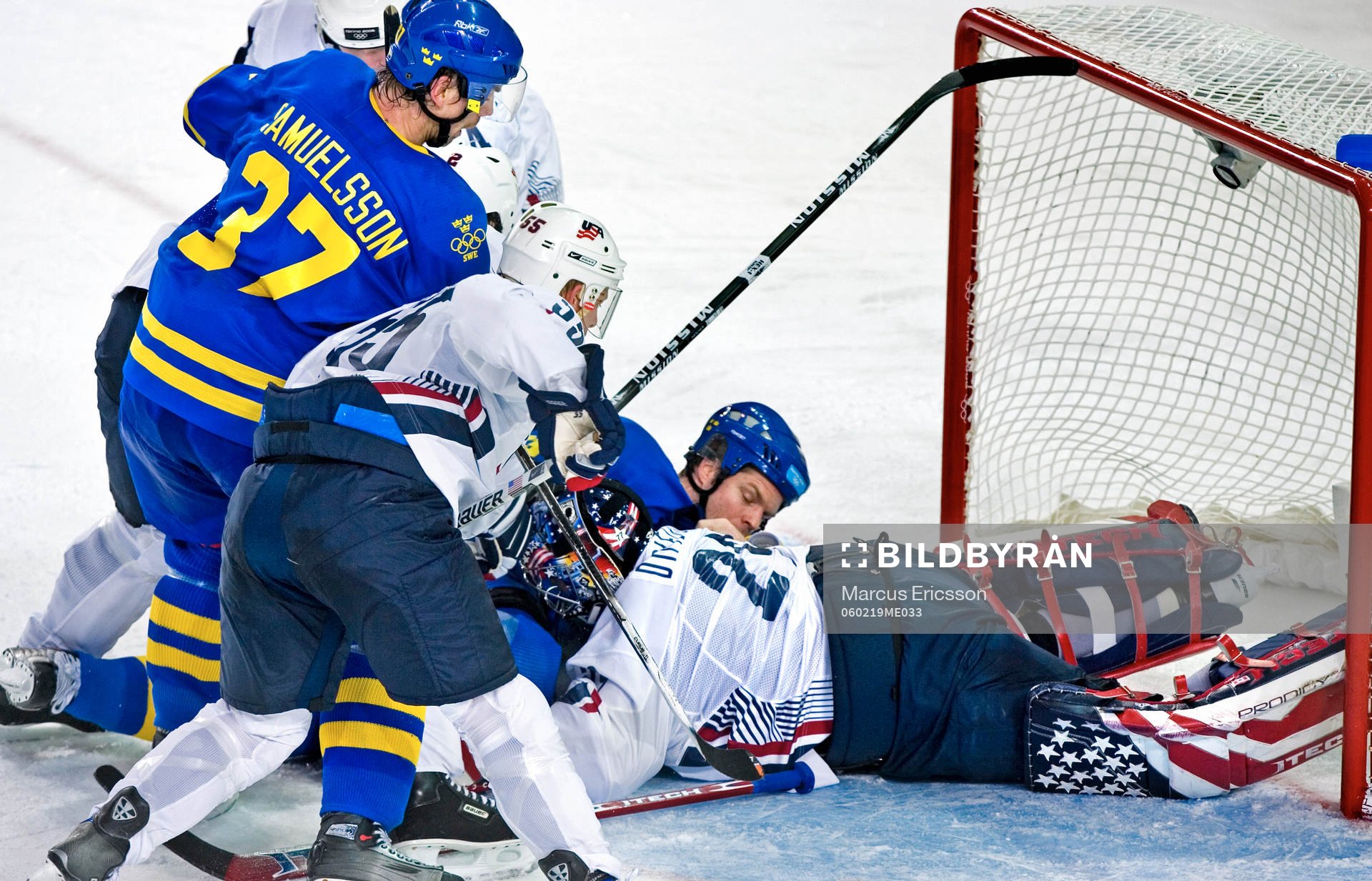 Mikael Samuelsson och Fredrik Modin framför USAs mål