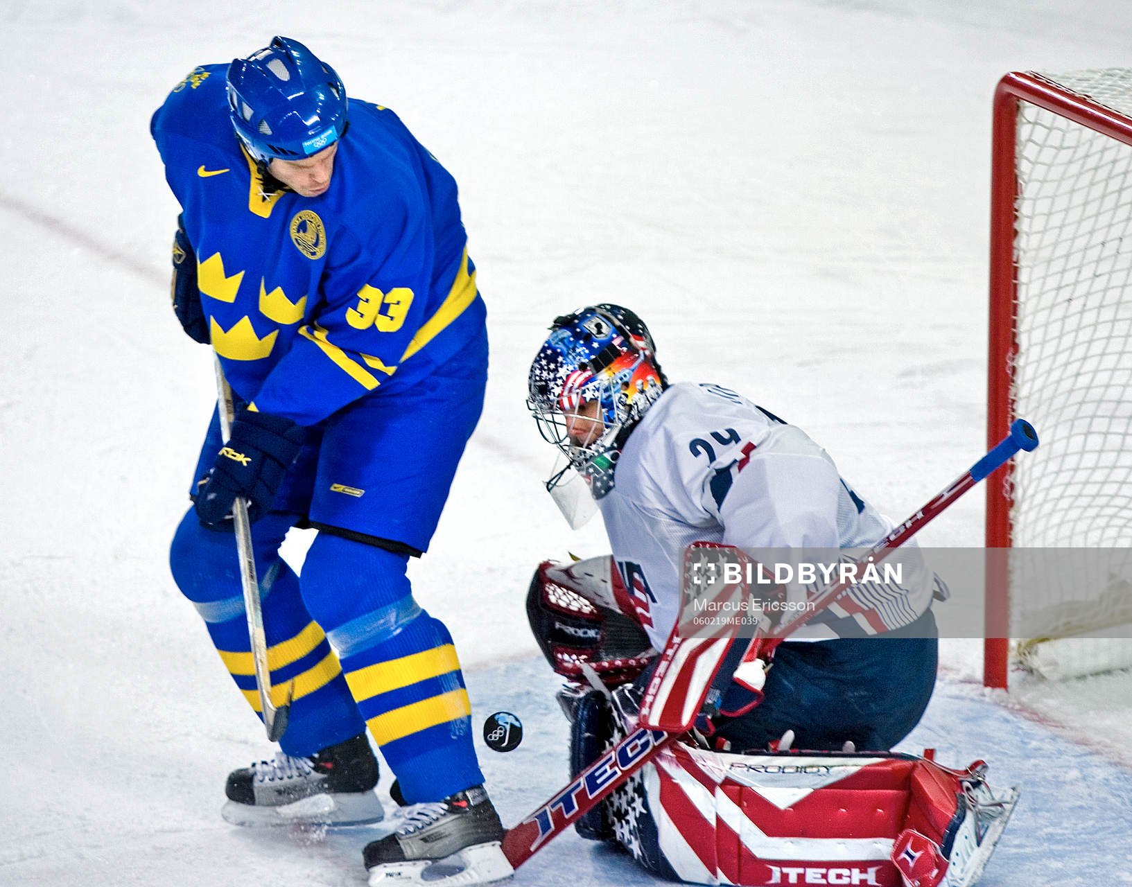 Fredrik Modin framför Rick Dipietro, målvakt USA