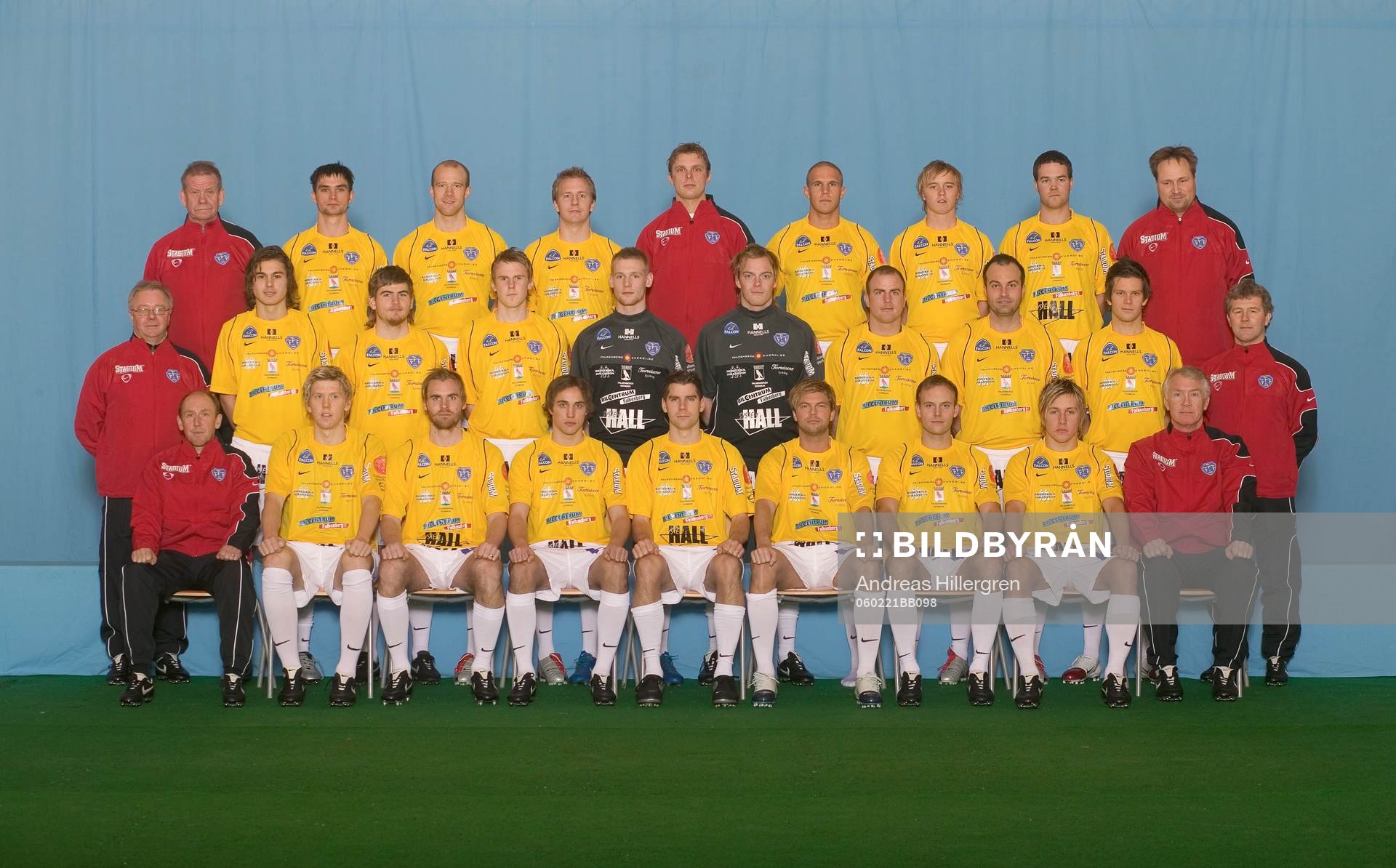  Bakre raden från vänster: Kenneth Svensson (intendent), Patrik Larsson, Johan Claesson, Björn Carlsson, Magnus Nilsson (målvaktstränare), Marthin Möller, Emil Backlund, Jens Josefsson, Per Andersson (sjukgymnast).