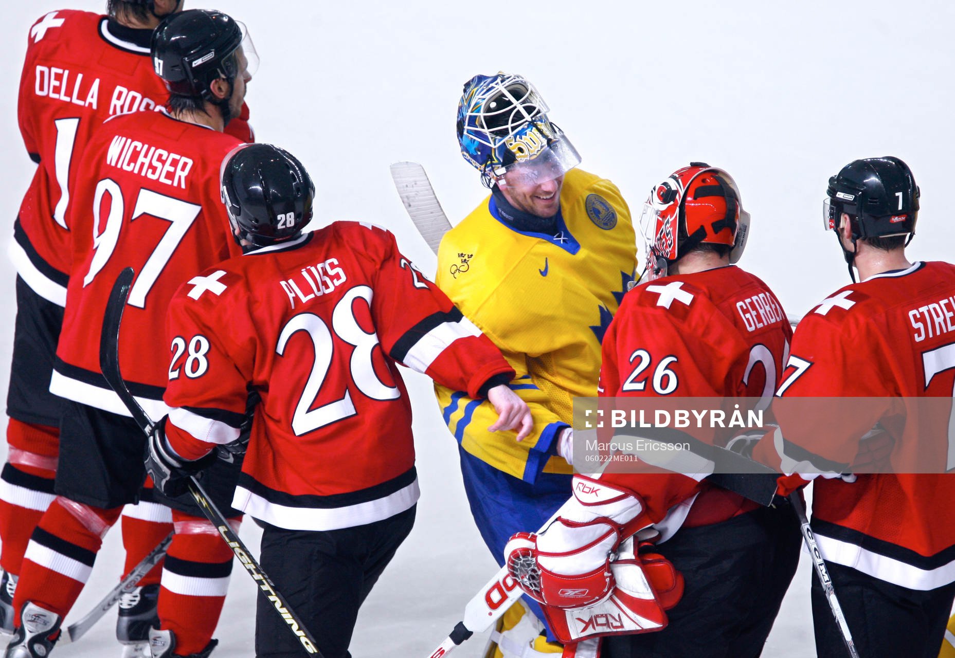 Henrik Lundqvist tackar Martin Plüss och Martin Gerber,