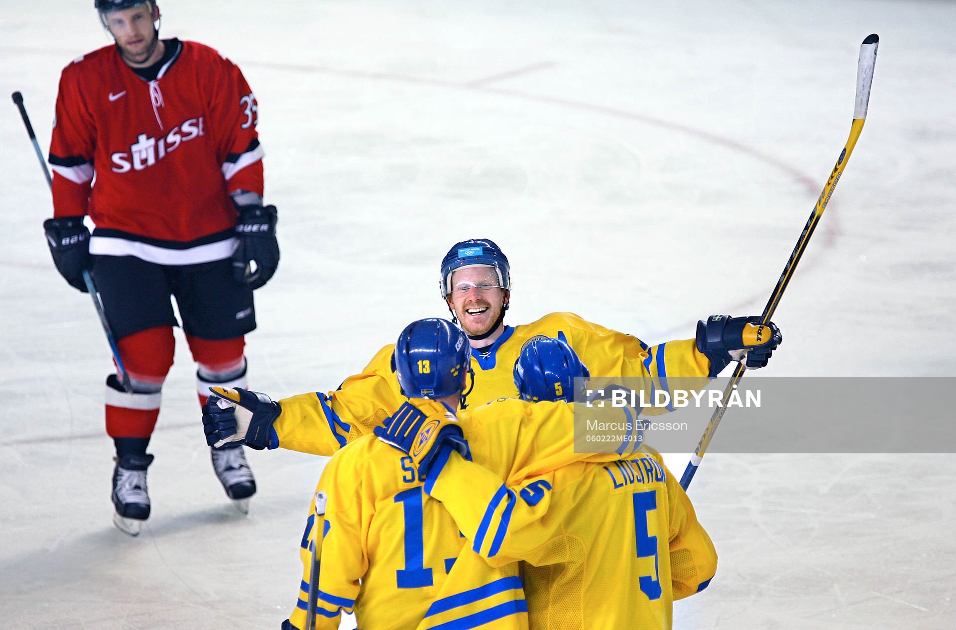 Daniel Alfredsson jublar med Mats Sundin och Nicklas