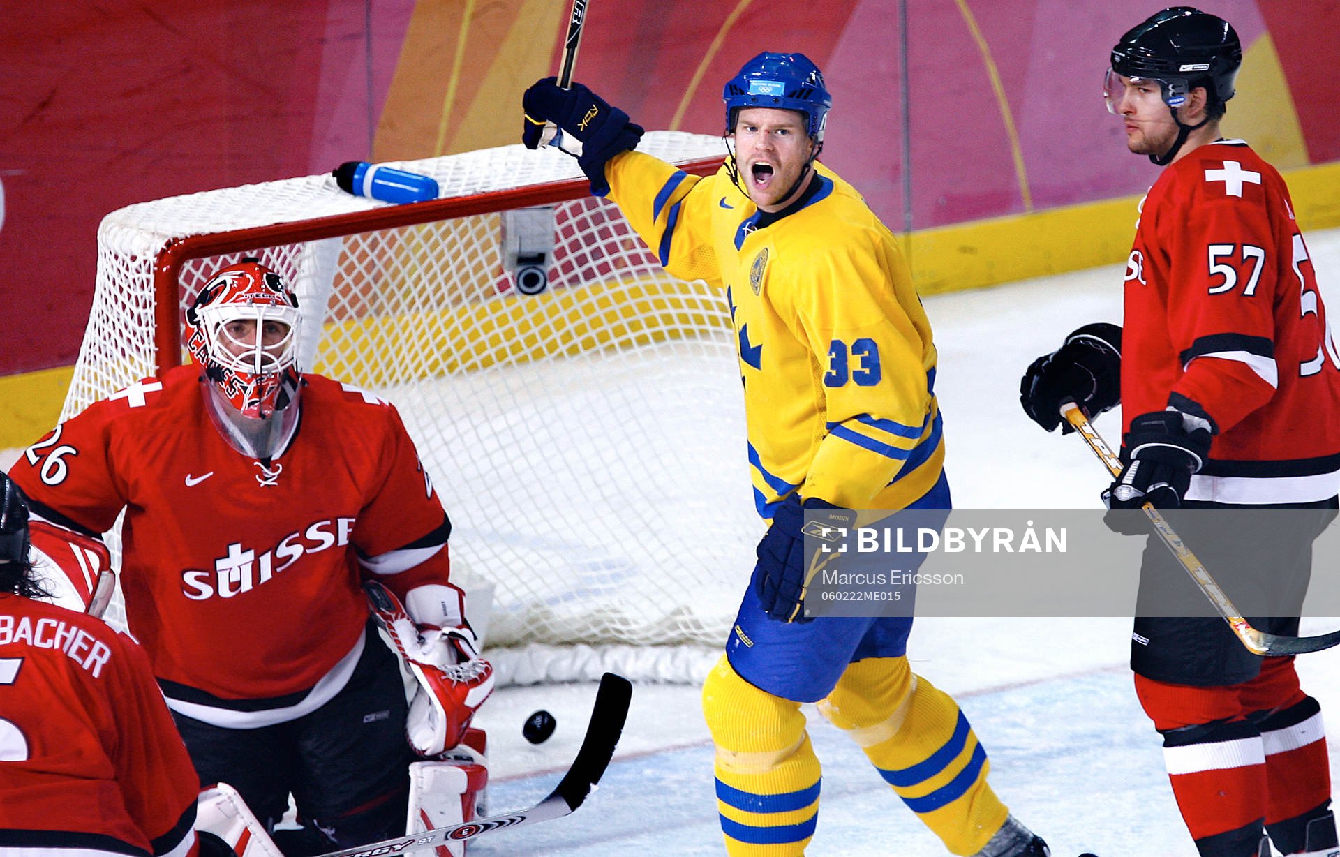 Fredrik Modin jublar framför Schweiz mål