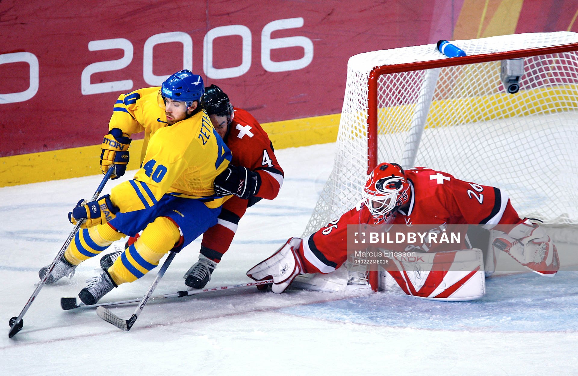 Henrik Zetterberg försöker ta sig runt målburan