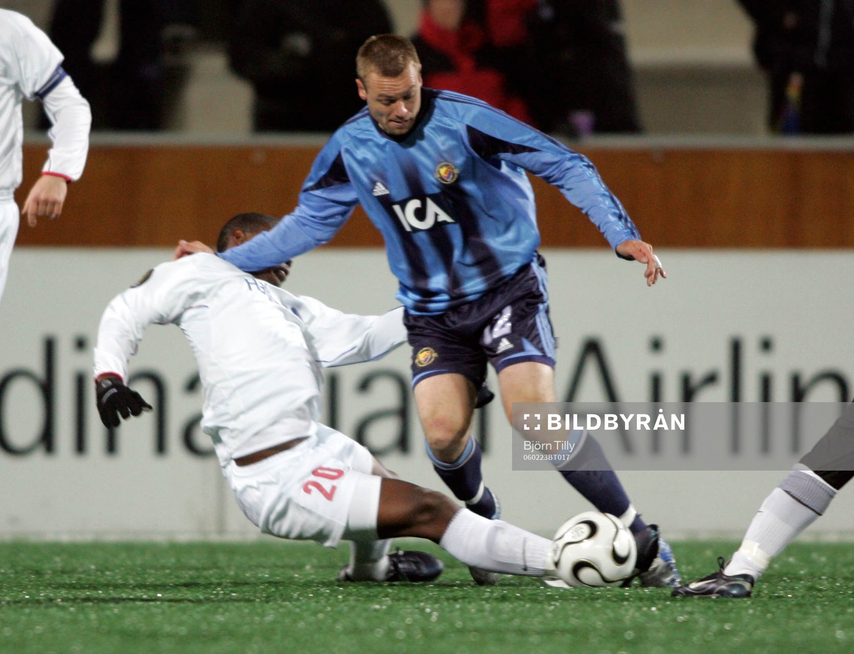 Fotboll, Royal League, Kvartsfinal, Djurgården - Vålerenga: Mbulelo Mabizela, Vålerenga och Mattias Jonson, Djurgården.
© Bildbyrån - 41901 - 
