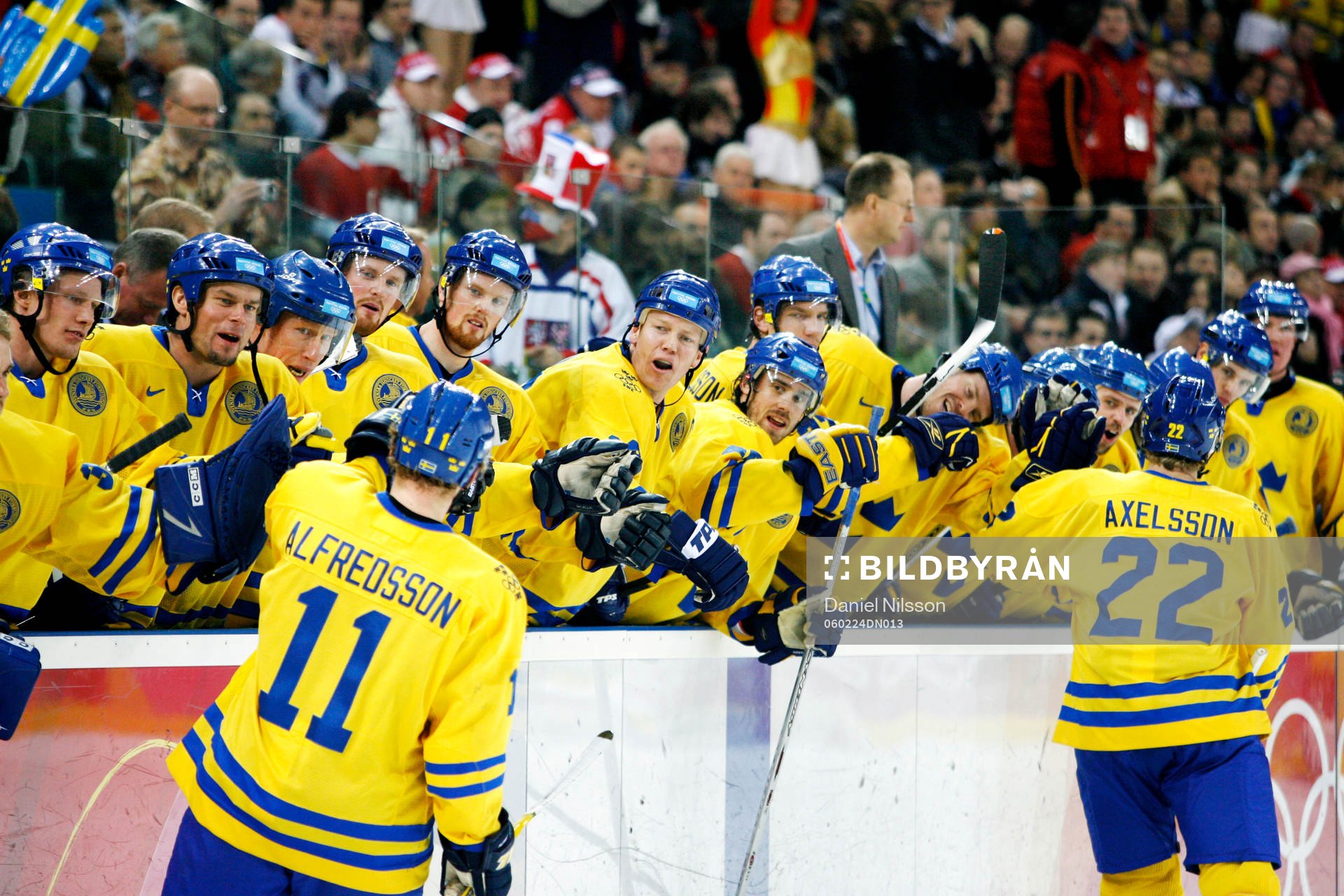 Daniel Alfredsson och Per-Johan Axelsson jublar med laget