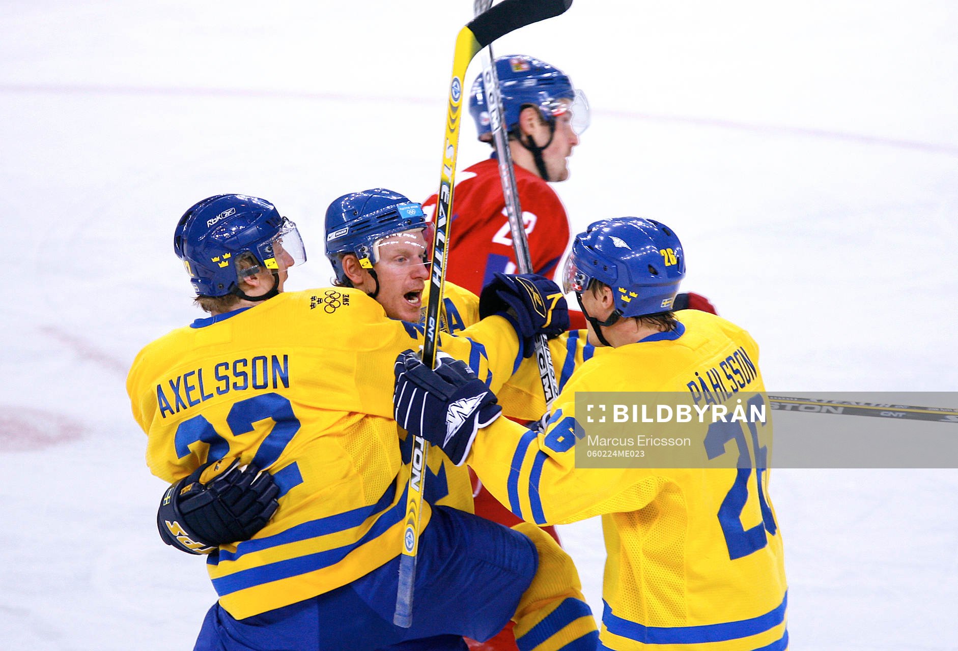 Daniel Alfredsson kramas om av Per-Johan Axelsson och