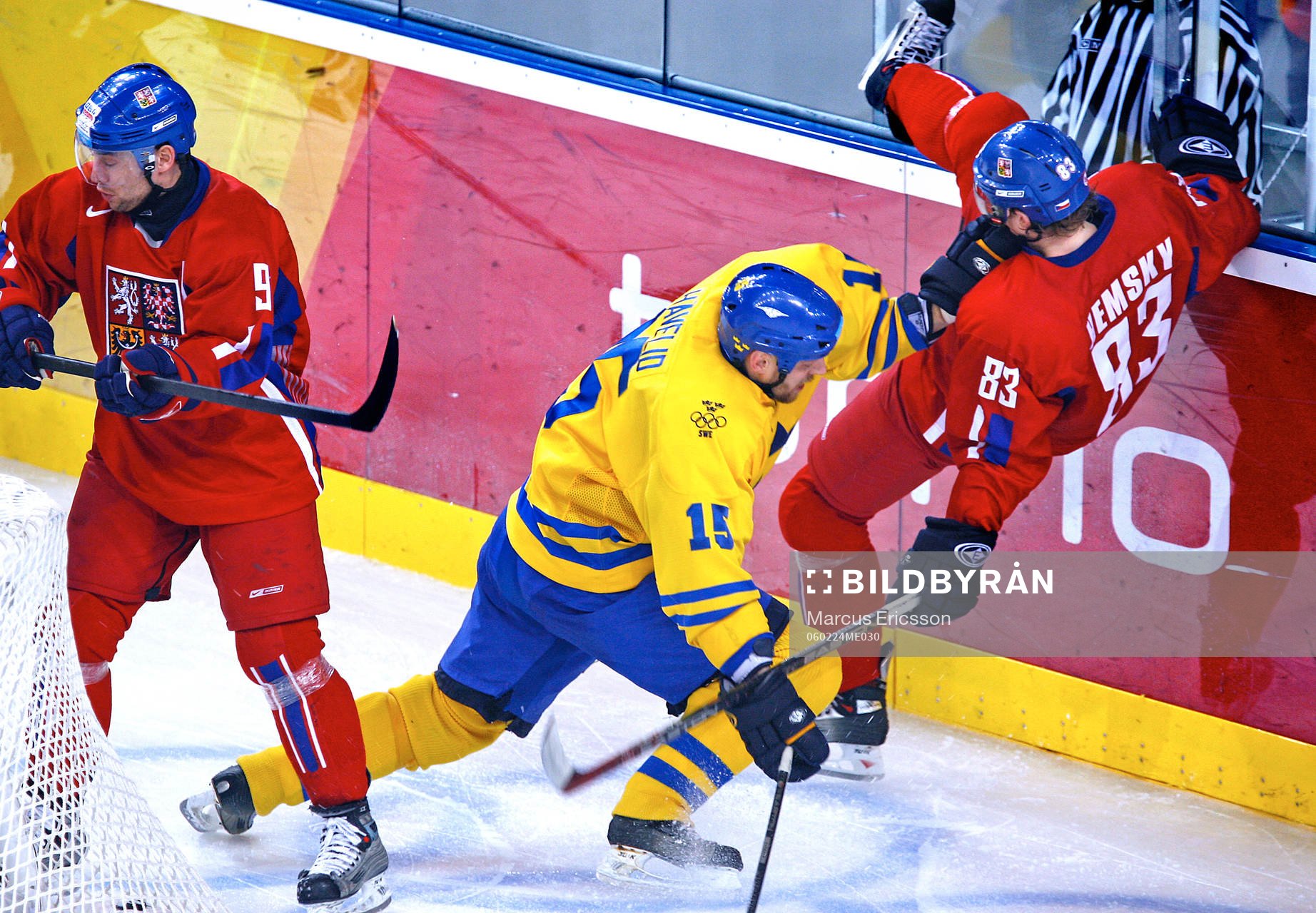 Niclas Havelid tacklar omkull Ales Hemsky, Tjeckien