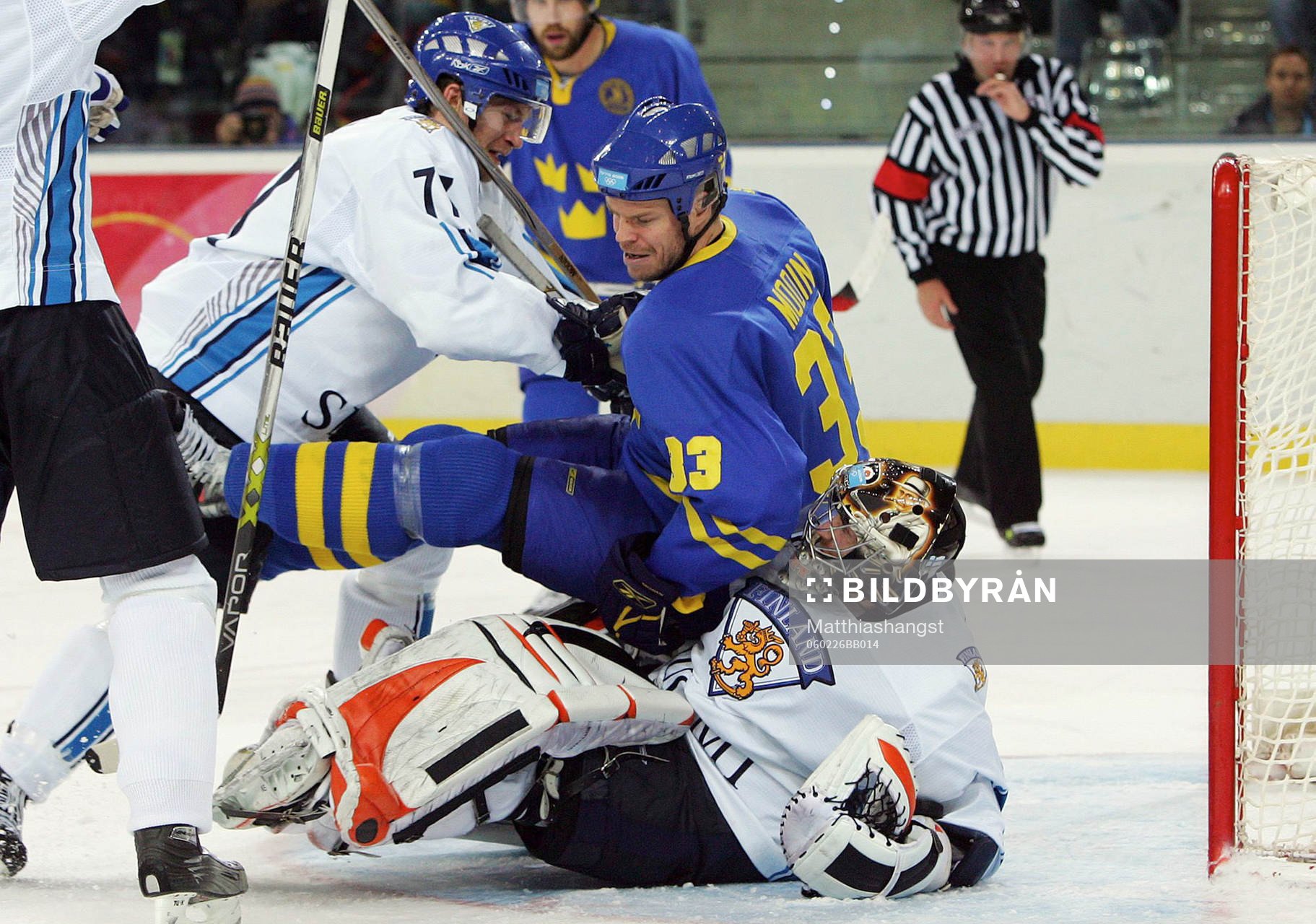 Fredrik Modin, Sverige, sätter sig på Antero Niittymaki,