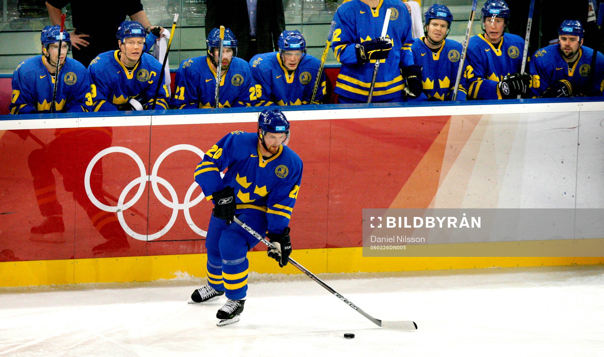 Henrik Sedin åker framför det svenska båset. Där sitter