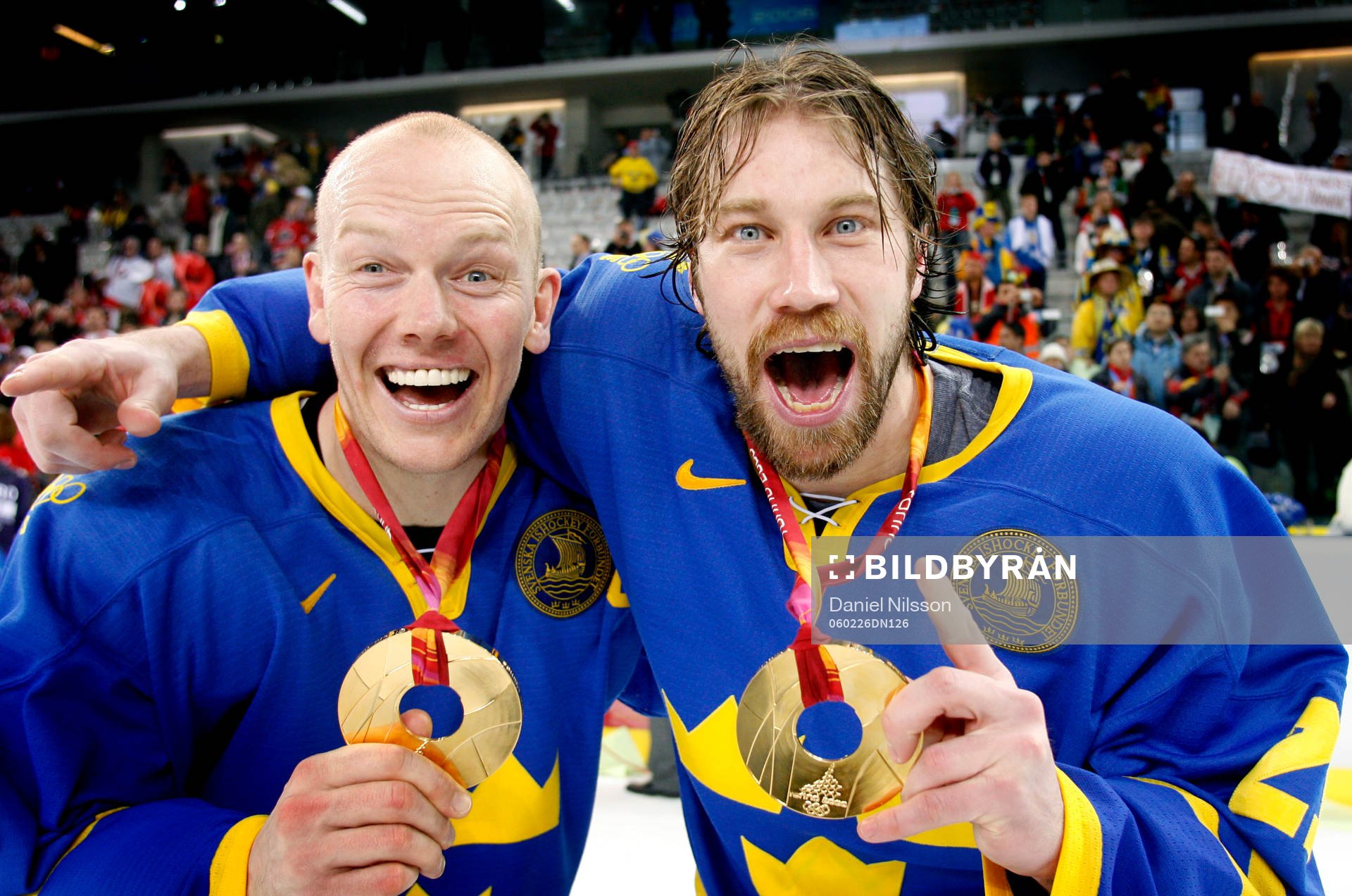 Peter Forsberg och Mats Sundin, Sverige, jublar över guldet