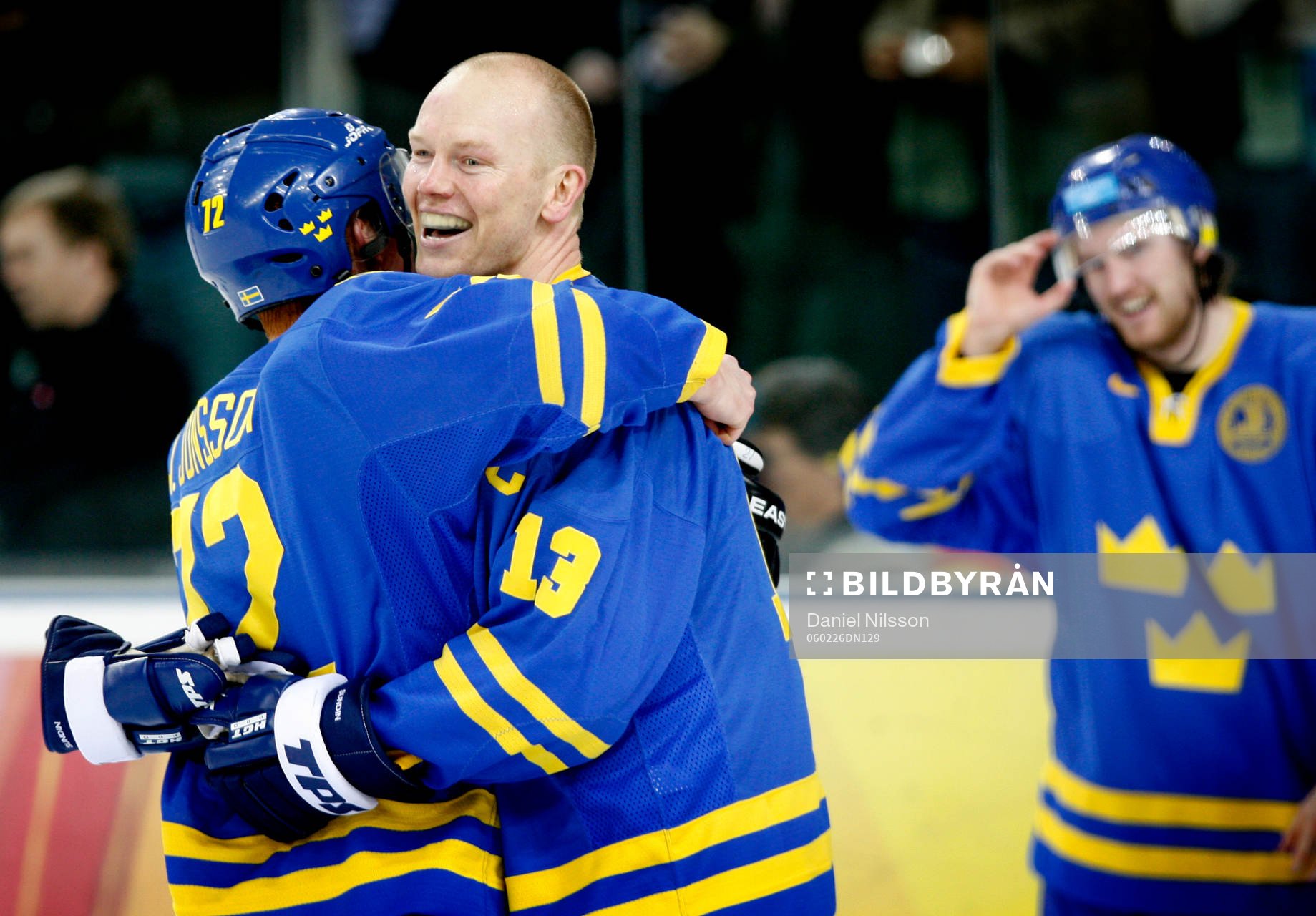 Mats Sundin och Jörgen Jönsson, Sverige, kramar varandra