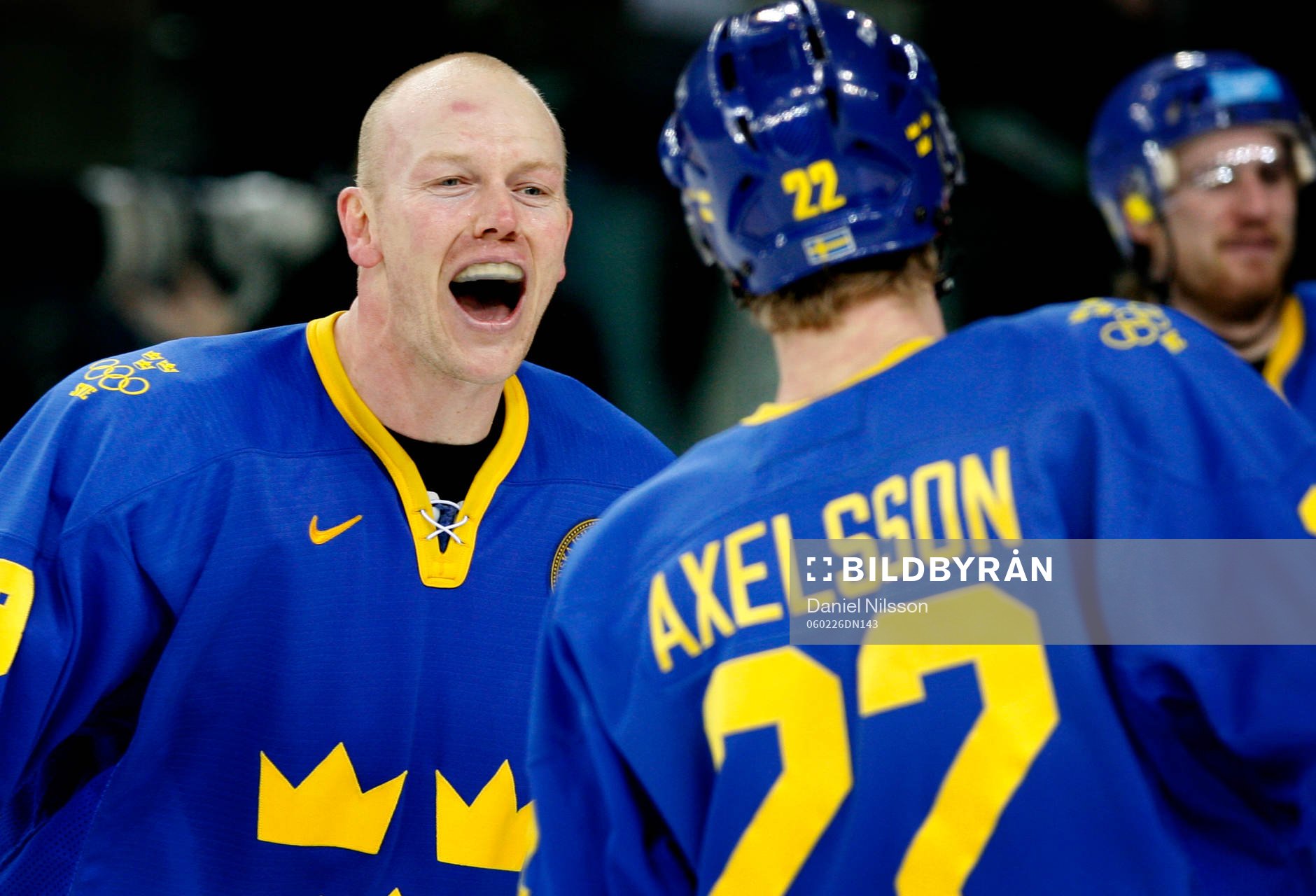 Mats Sundin och Per-Johan Axelsson, Sverige, jublar över