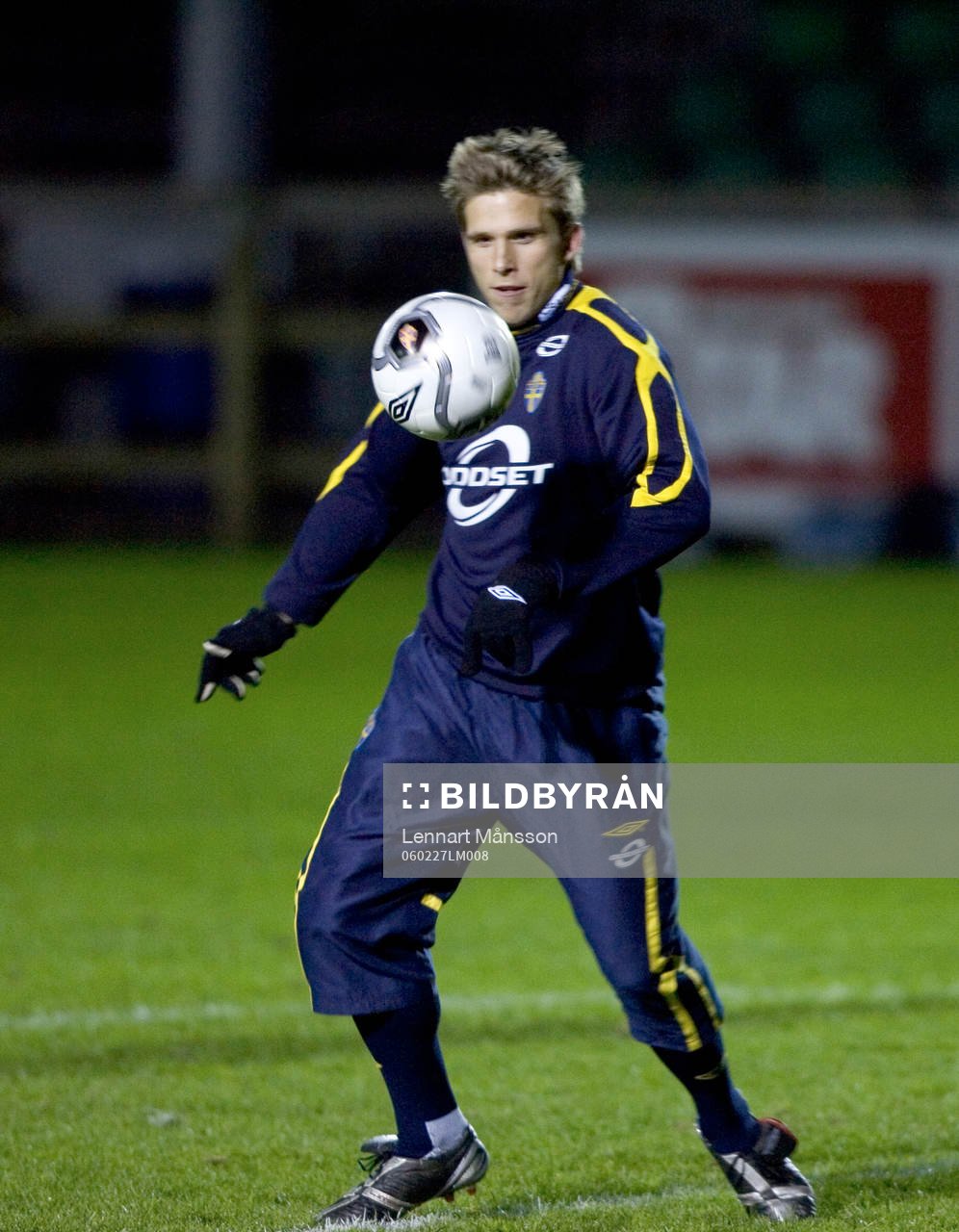 Anders Svensson tar ner bollen på bröstet